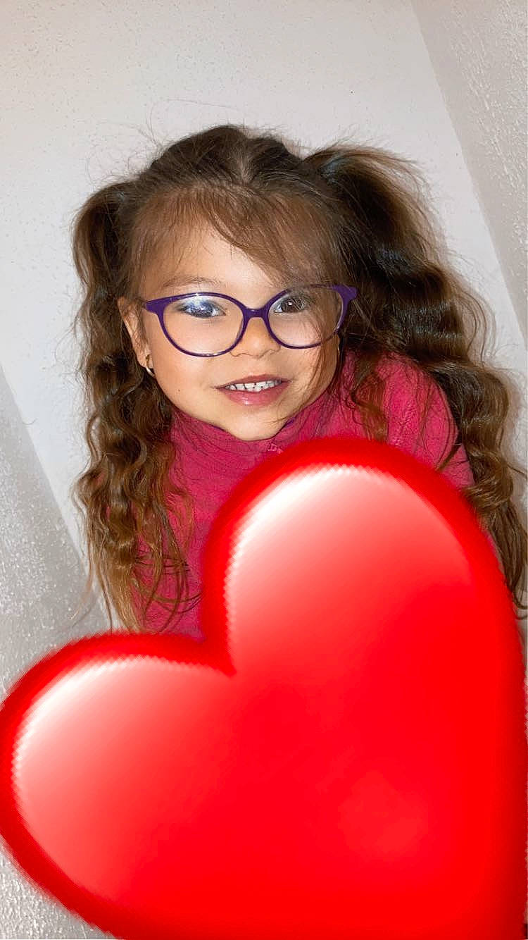 Adonay a rejoint le concours — aidez-le/la à gagner de superbes lots ! balloon, beauty, comfort, eye, eyewear, flash_photography, glasses, happy, head, joy, lip, magenta, material_property, mouth, organ, person, red, shoulder, sleeve, smile