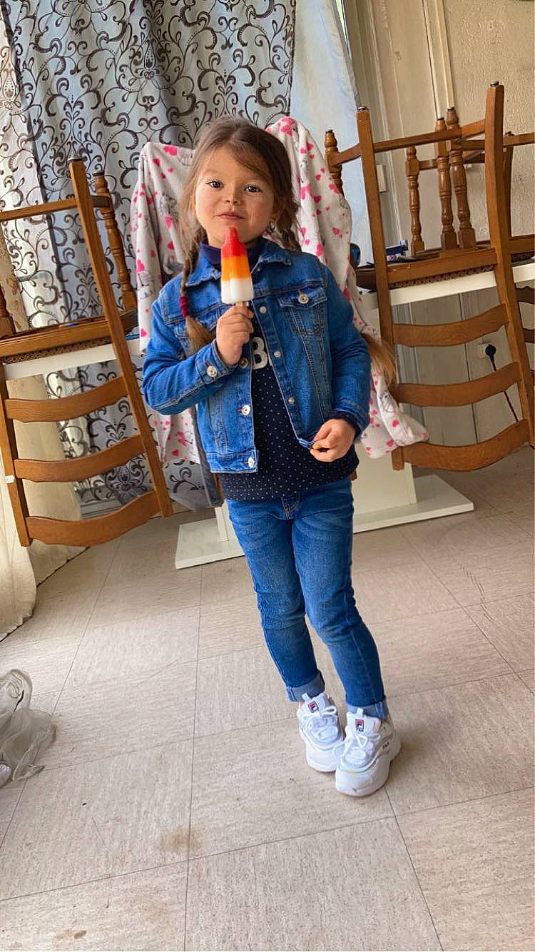 Adonay a rejoint le concours — aidez-le/la à gagner de superbes lots ! child, denim, electric_blue, face, fashion_design, flooring, footwear, fun, jacket, jeans, leg, leisure, person, plaid, shoe, sleeve, sneakers, street_fashion, toddler, waist