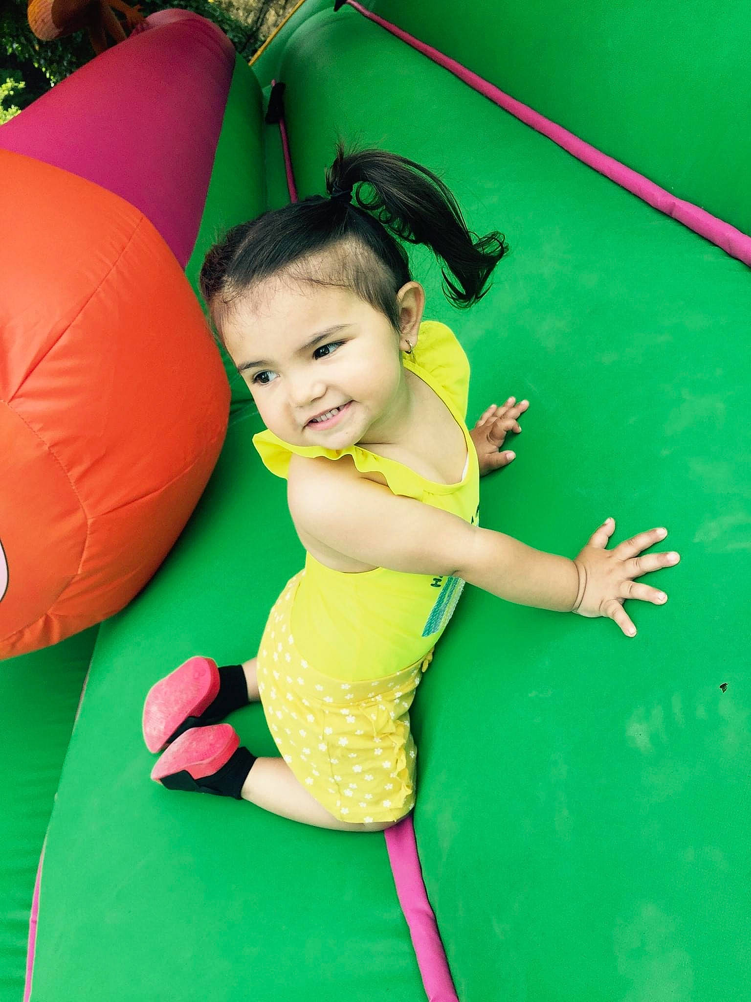 Chelsy a rejoint le concours — aidez-le/la à gagner de superbes lots ! ball, bean_bag, bounce_house, comfort, eye, face, facial_expression, fun, grass, green, hair, happy, human_body, leisure, people_in_nature, person, recreation, smile, snapshot, thigh