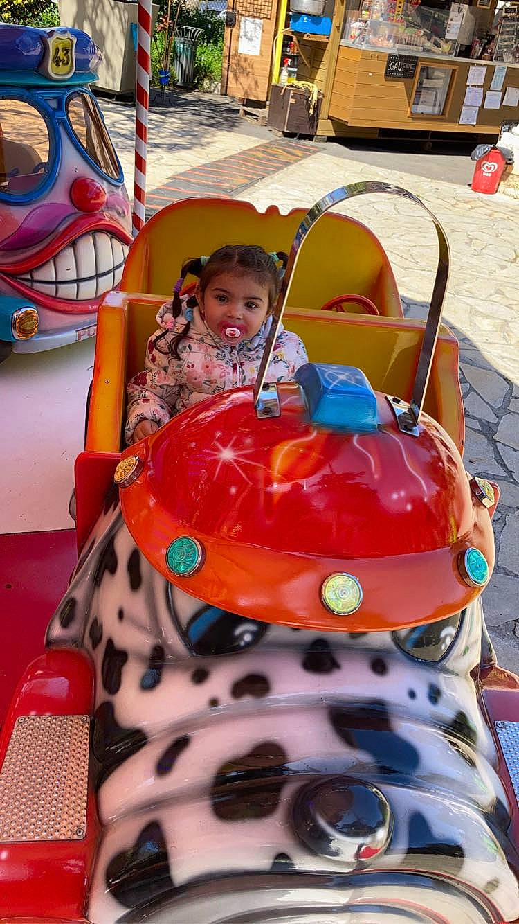 Chelsy participe au concours pour gagner de l'argent avec cette photo : amusement_ride, automotive_design, automotive_exterior, automotive_lighting, automotive_tire, baby, bumper, fun, head, headlamp, hood, leisure, mode_of_transport, motor_vehicle, person, recreation, riding_toy, toddler, toy, vehicle