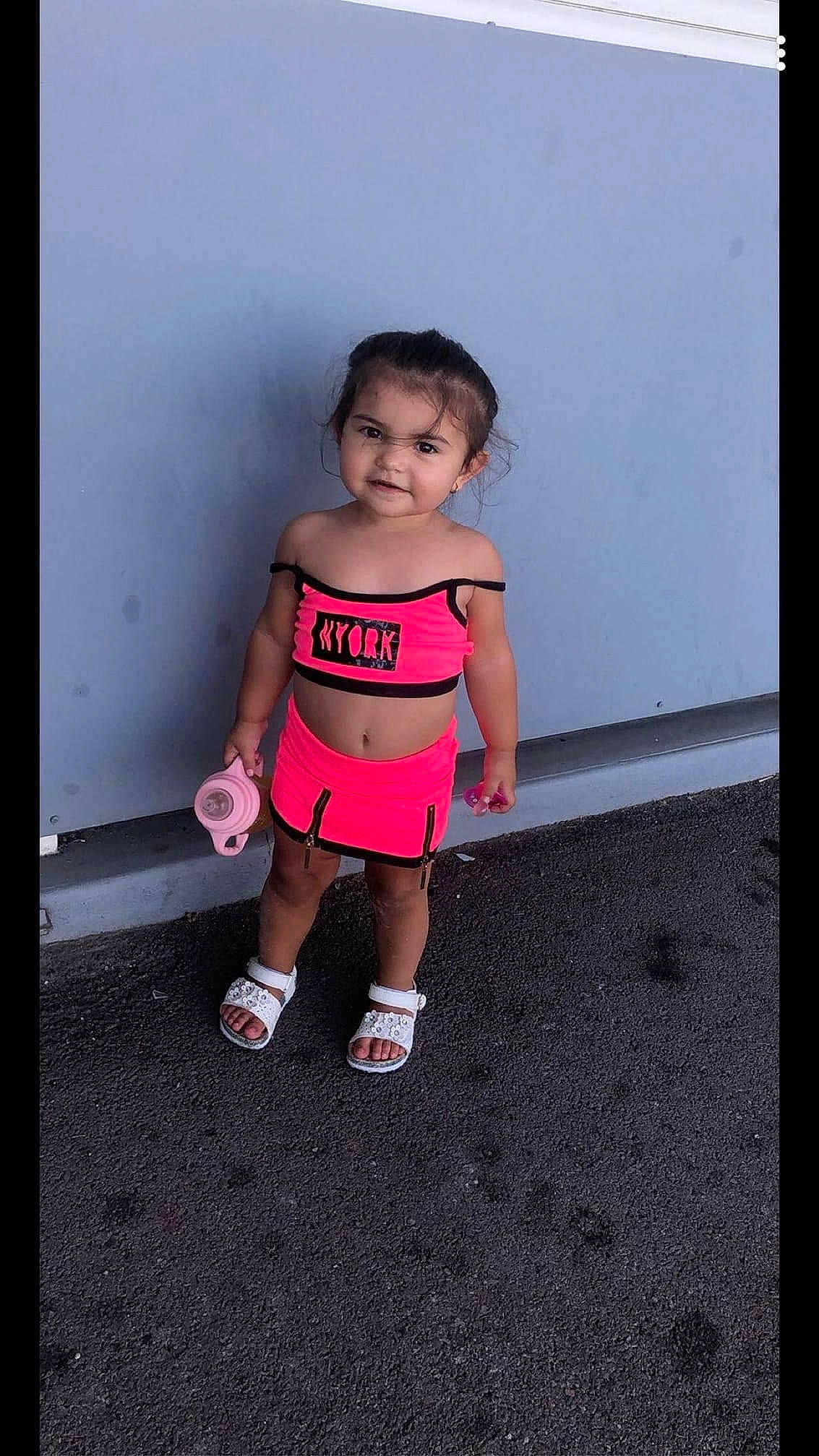 Chelsy a rejoint le concours — aidez-le/la à gagner de superbes lots ! baby, baby_toddler_clothing, dress, face, flash_photography, footwear, happy, human_body, knee, leg, magenta, person, shoe, shorts, sleeve, smile, t_shirt, thigh, toddler, trunk