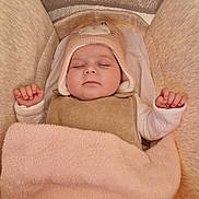 Charlie participe au concours pour gagner de l'argent avec cette photo : baby, sleeping, blanket, bassinet, hat, cozy, infant, child, peaceful, soft, warm, cute, hands, clothing, face, portrait, indoor, resting, toddler, nursery