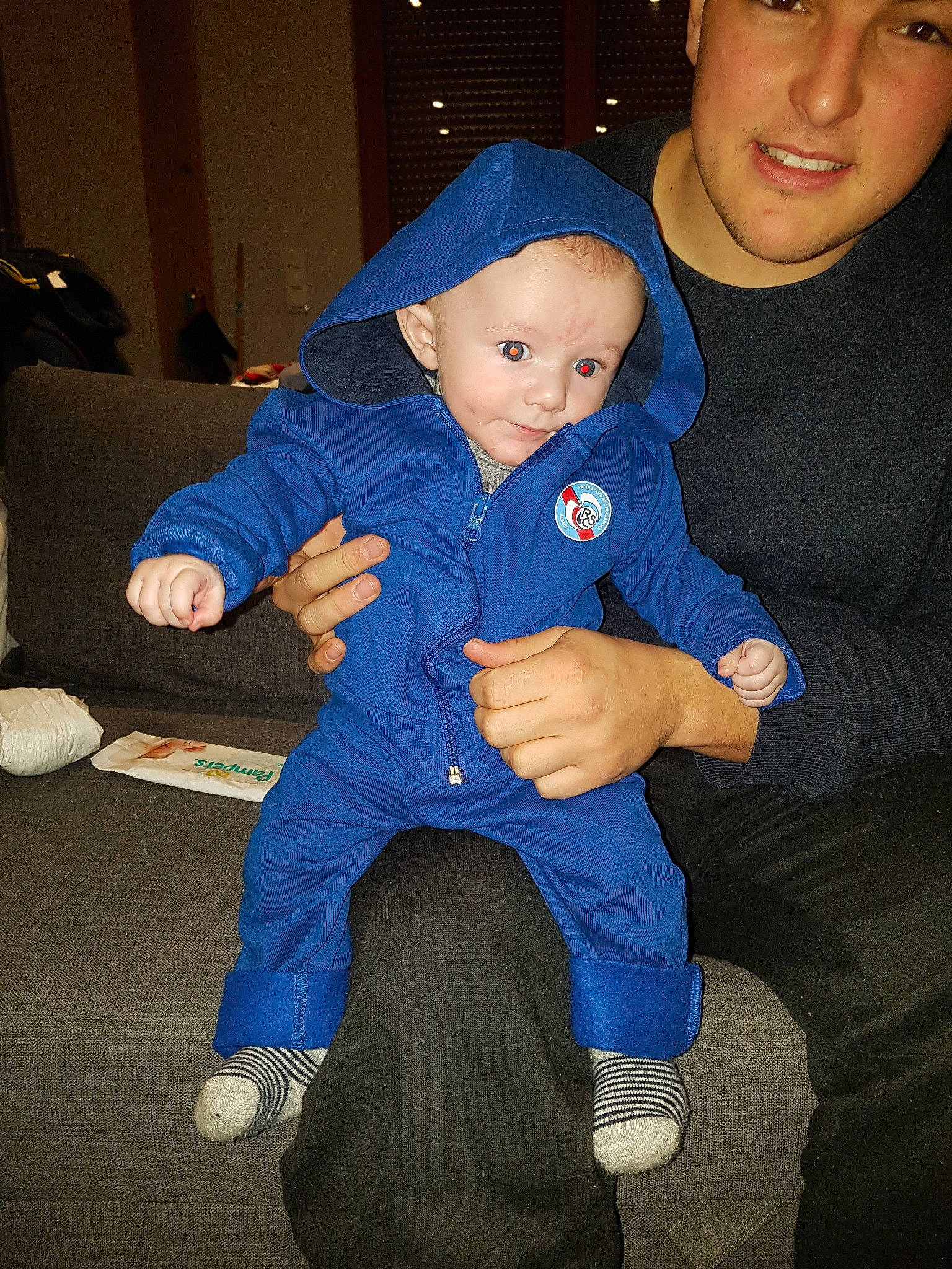 Oliver a rejoint le concours — aidez-le/la à gagner de superbes lots ! arm, blue, child, costume, joy, outerwear, person, smile, standing, toddler