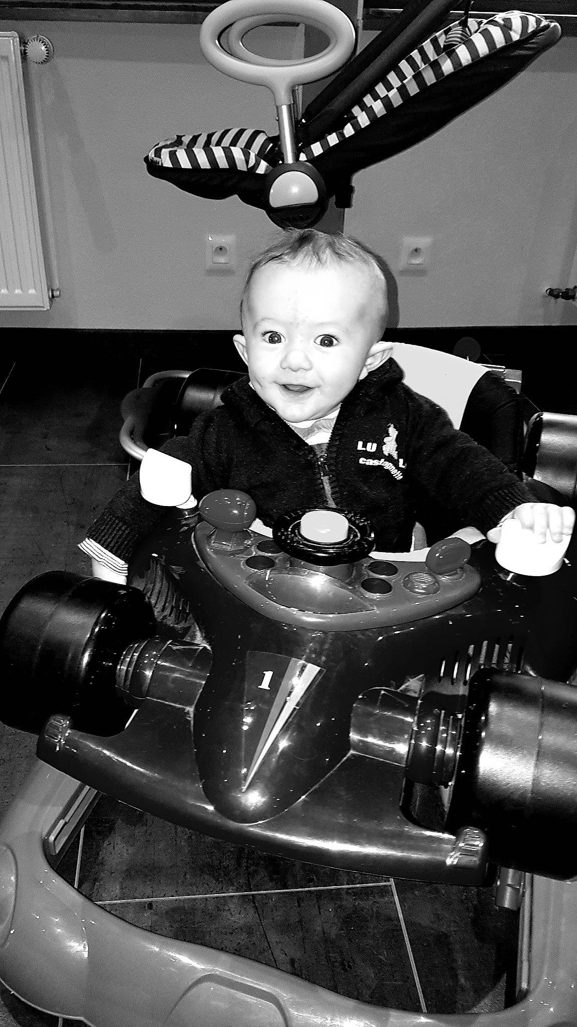 Oliver participe au concours pour gagner de l'argent avec cette photo : auto_part, black_and_white, child, monochrome, person, photography, vehicle