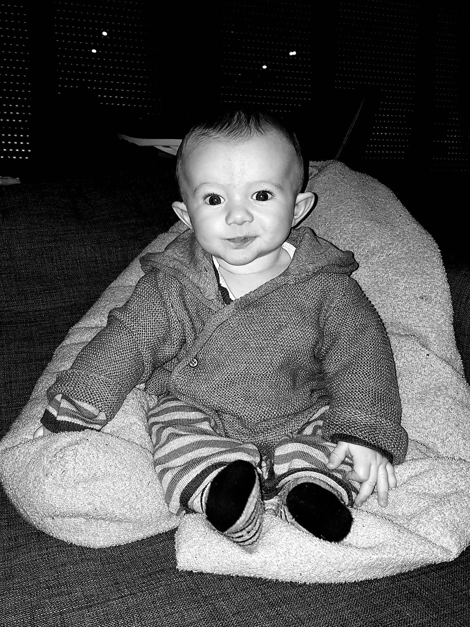 Oliver participe au concours pour gagner de l'argent avec cette photo : baby, black_and_white, child, eyewear, monochrome, person, photograph, photography, sitting, smile, snapshot, stock_photography, style, toddler