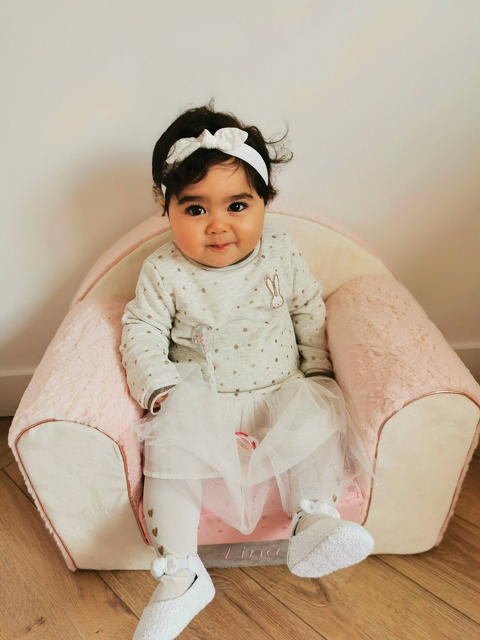 Lina a rejoint le concours — aidez-le/la à gagner de superbes lots ! arm, black_hair, chair, comfort, eye, eyewear, fashion_design, flash_photography, floor, flooring, hair, happy, hardwood, head, headpiece, neck, person, shoulder, skin, sleeve