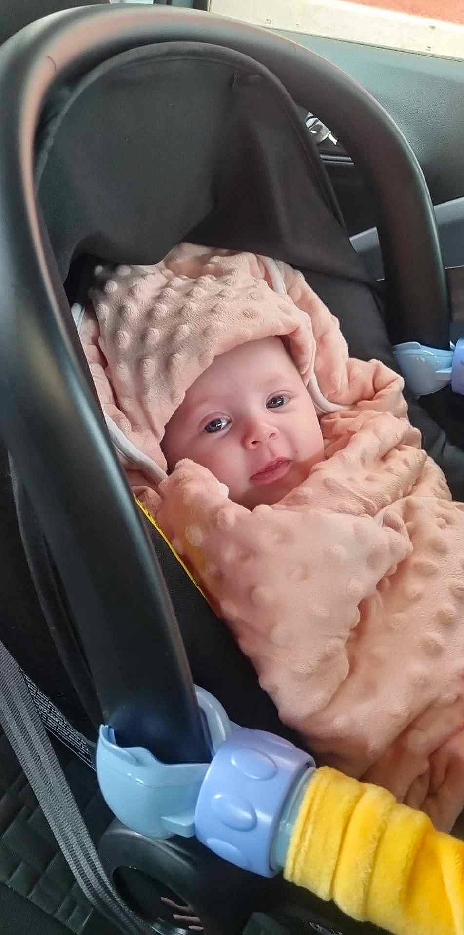 Mia a rejoint le concours — aidez-le/la à gagner de superbes lots ! auto_part, baby, baby_carriage, baby_in_car_seat, baby_products, baby_safety, baby_toddler_clothing, car_seat, car_seat_cover, cheek, child, comfort, family_car, finger, headwear, motor_vehicle, person, seat_belt, skin, thumb