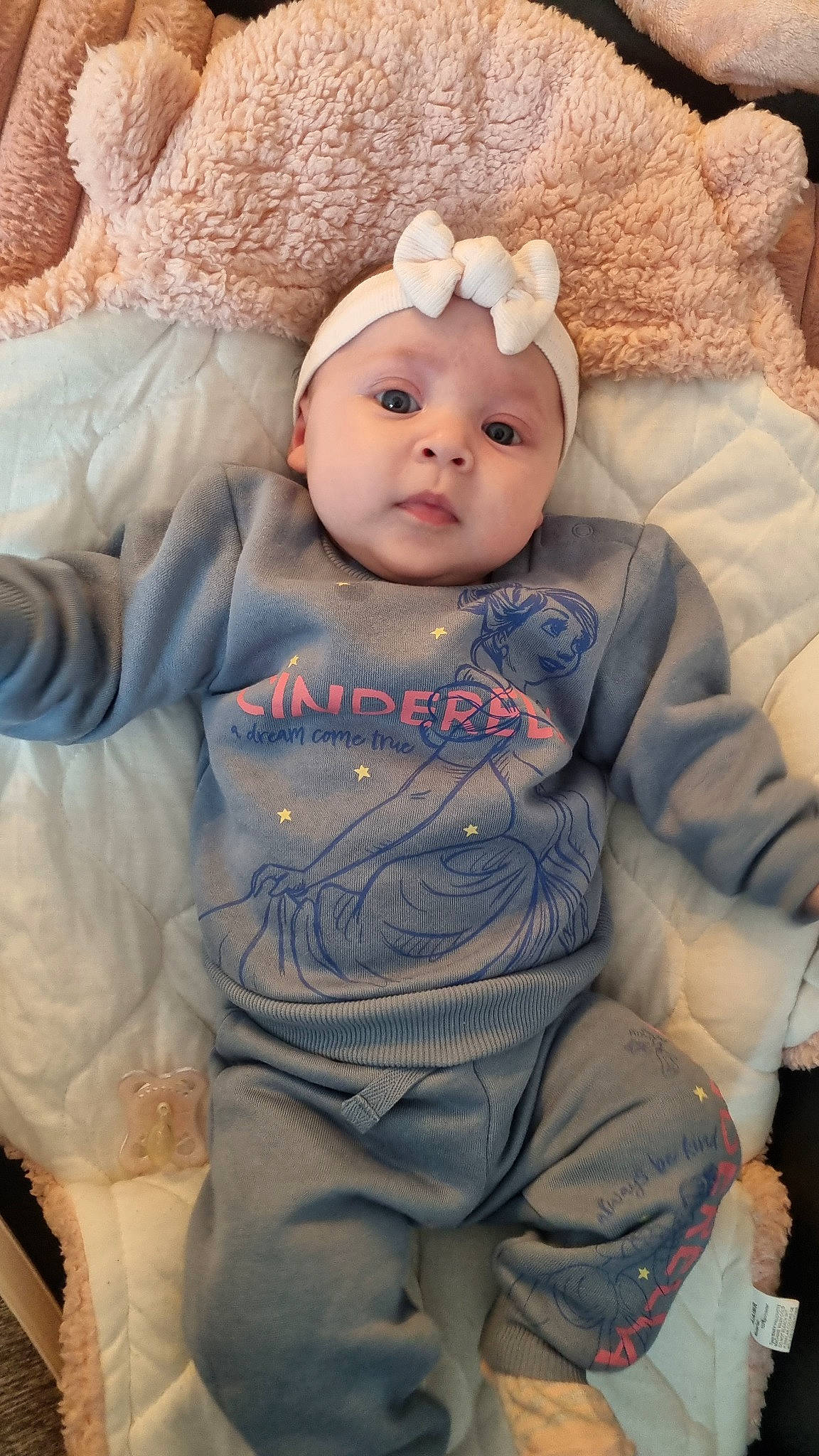 Mia a rejoint le concours — aidez-le/la à gagner de superbes lots ! baby, baby_toddler_clothing, cap, cheek, child, comfort, cool, eye, face, happy, head, headgear, headwear, iris, linens, person, pink, skin, sleeve, t_shirt