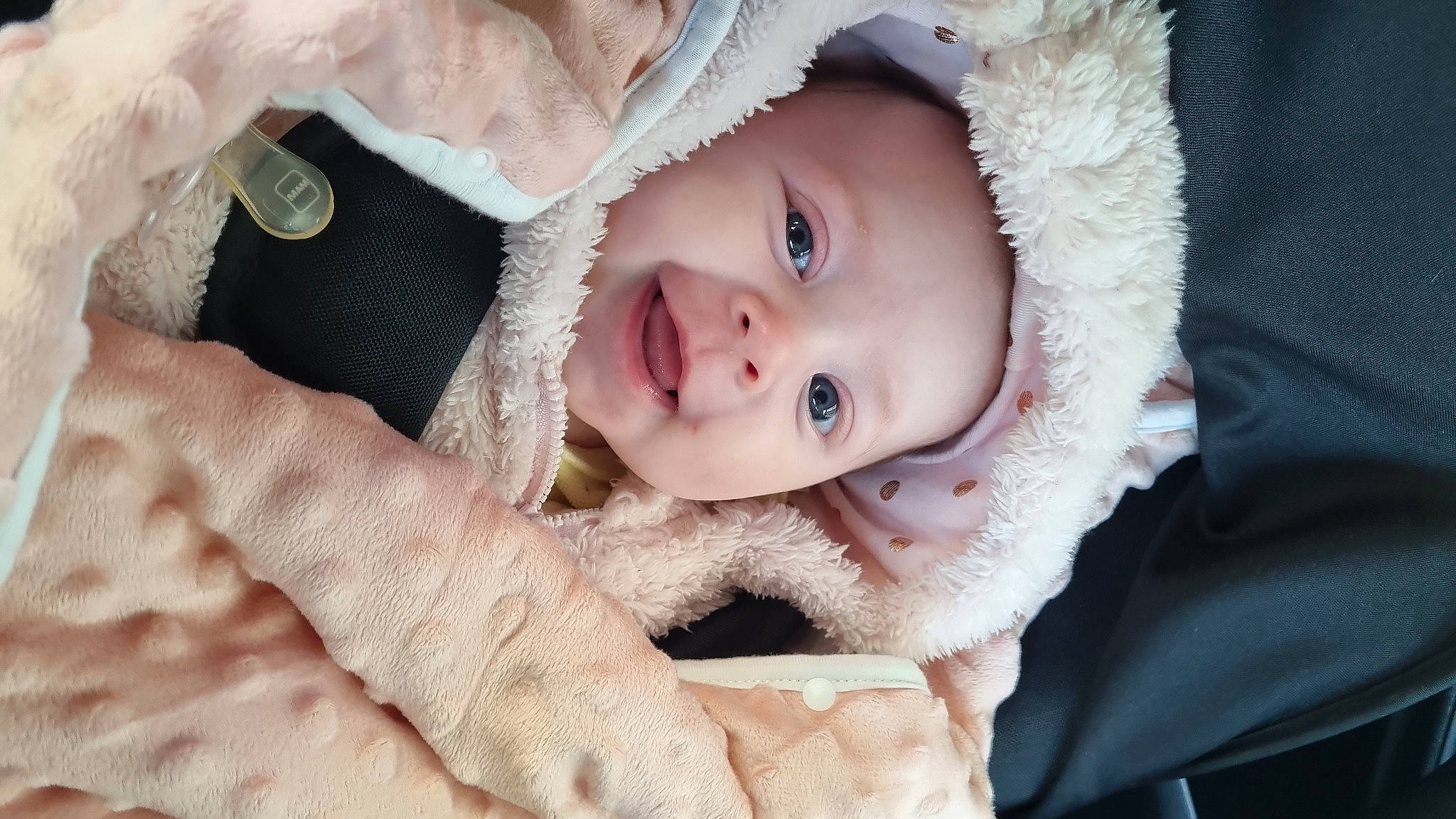 Mia participe au concours pour gagner de l'argent avec cette photo : baby, cheek, comfort, eye, eyebrow, eyelash, face, flash_photography, happy, hat, headgear, iris, lip, nose, person, skin, sleeve, smile, textile, toddler