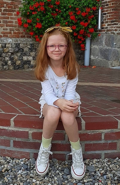 Maélya a rejoint le concours — aidez-le/la à gagner de superbes lots ! eye, face, fashion, flash_photography, grass, grey, hair, hairstyle, head, joy, knee, leaf, orange, person, photograph, plant, shorts, sleeve, smile, standing