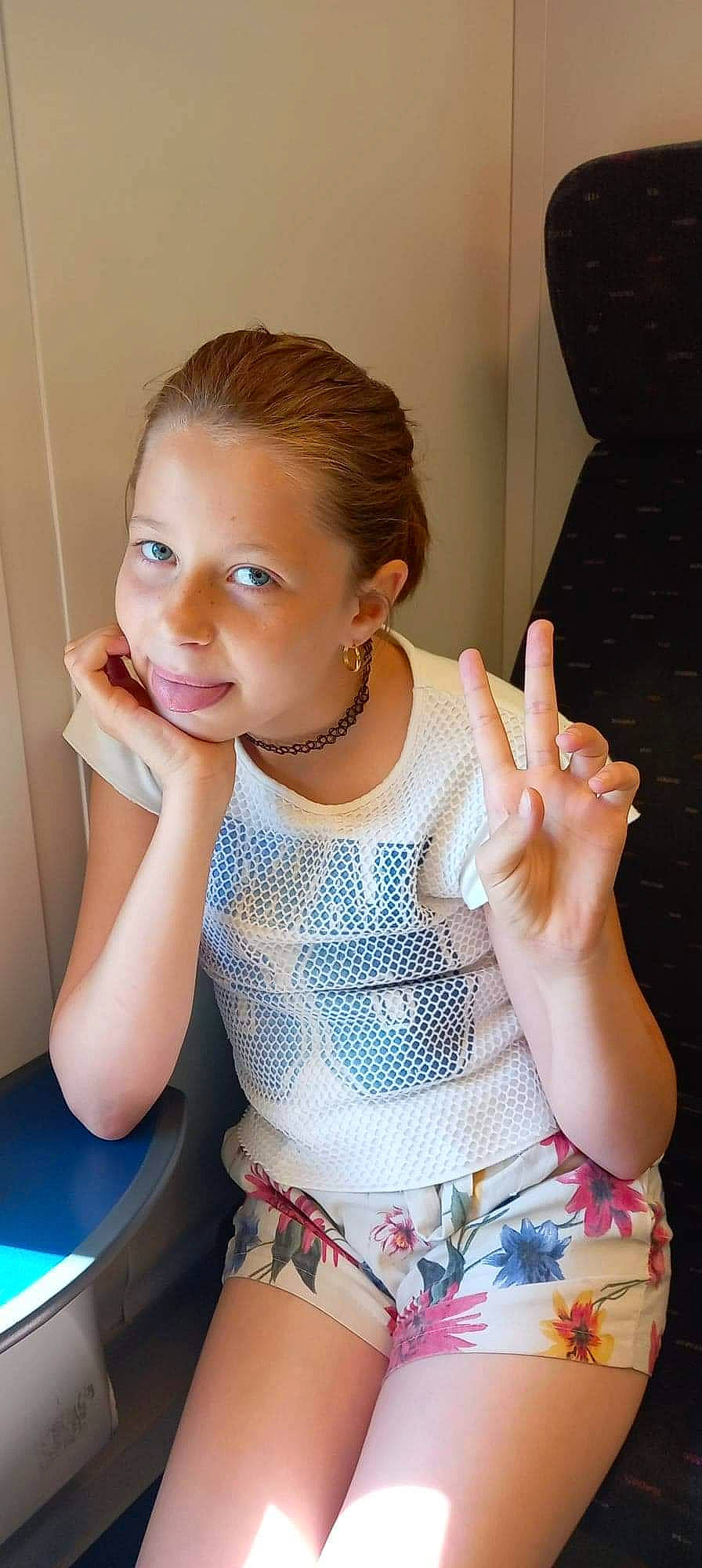 Amelie participe au concours pour gagner de l'argent avec cette photo : abdomen, arm, brown_hair, camisoles, chest, elbow, eyelash, fashion_design, finger, gesture, hand, happy, human_leg, long_hair, neck, person, sleeve, thigh, trunk, undergarment