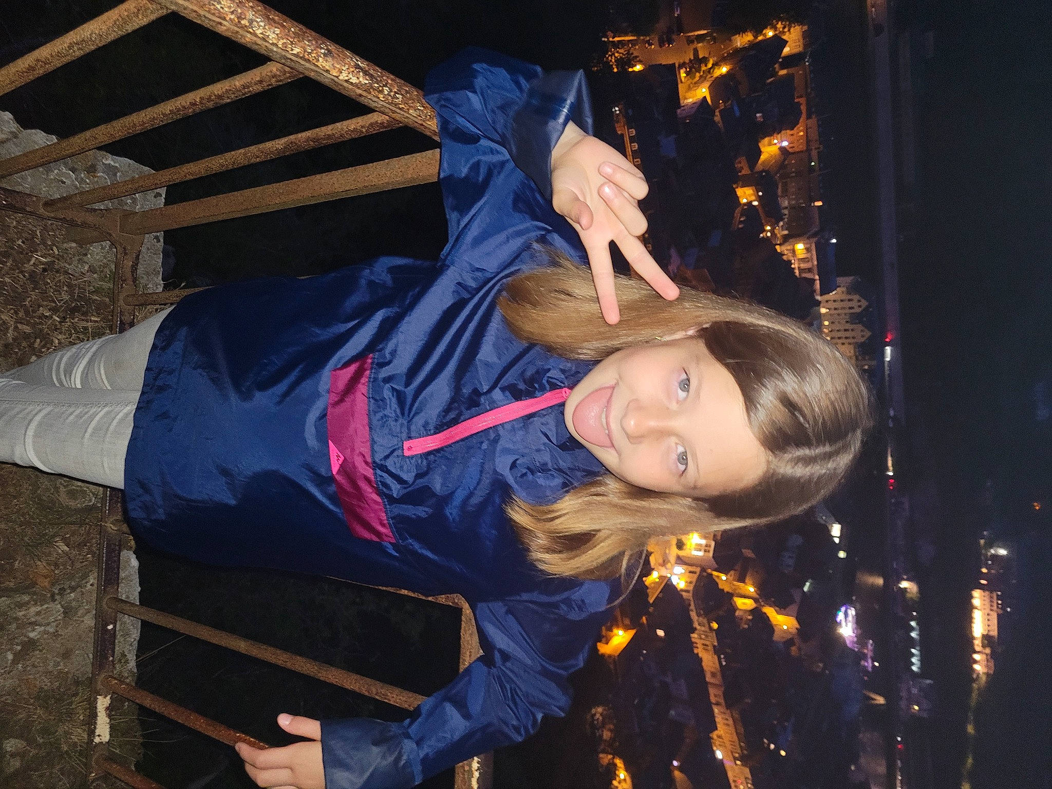 Amelie a rejoint le concours — aidez-le/la à gagner de superbes lots ! black_hair, darkness, electric_blue, event, flash_photography, fun, happy, joy, midnight, night, person, portrait_photography, sky, smile, tree