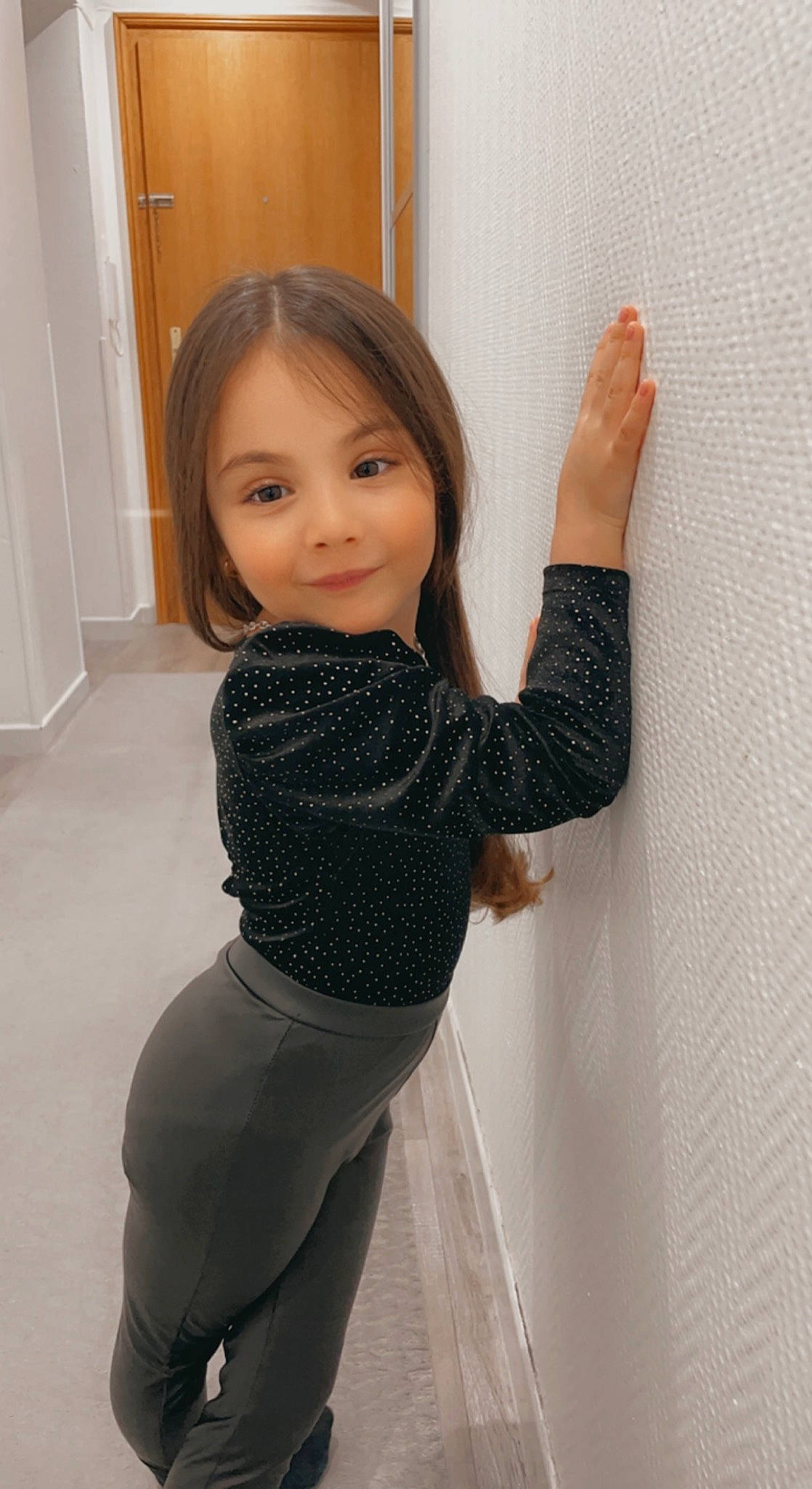 Azelya participe au concours pour gagner de l'argent avec cette photo : active_pants, baby_toddler_clothing, elbow, finger, floor, flooring, gesture, hair, human_body, joint, joy, knee, neck, outerwear, person, shoulder, sleeve, smile, standing, t_shirt