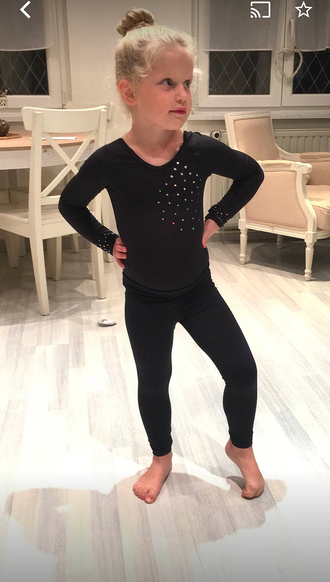 Nina participe au concours pour gagner de l'argent avec cette photo : active_pants, entertainment, event, fashion_design, floor, flooring, fun, human_leg, joint, knee, leg, neck, performing_arts, person, sleeve, sportswear, standing, t_shirt, table, thigh