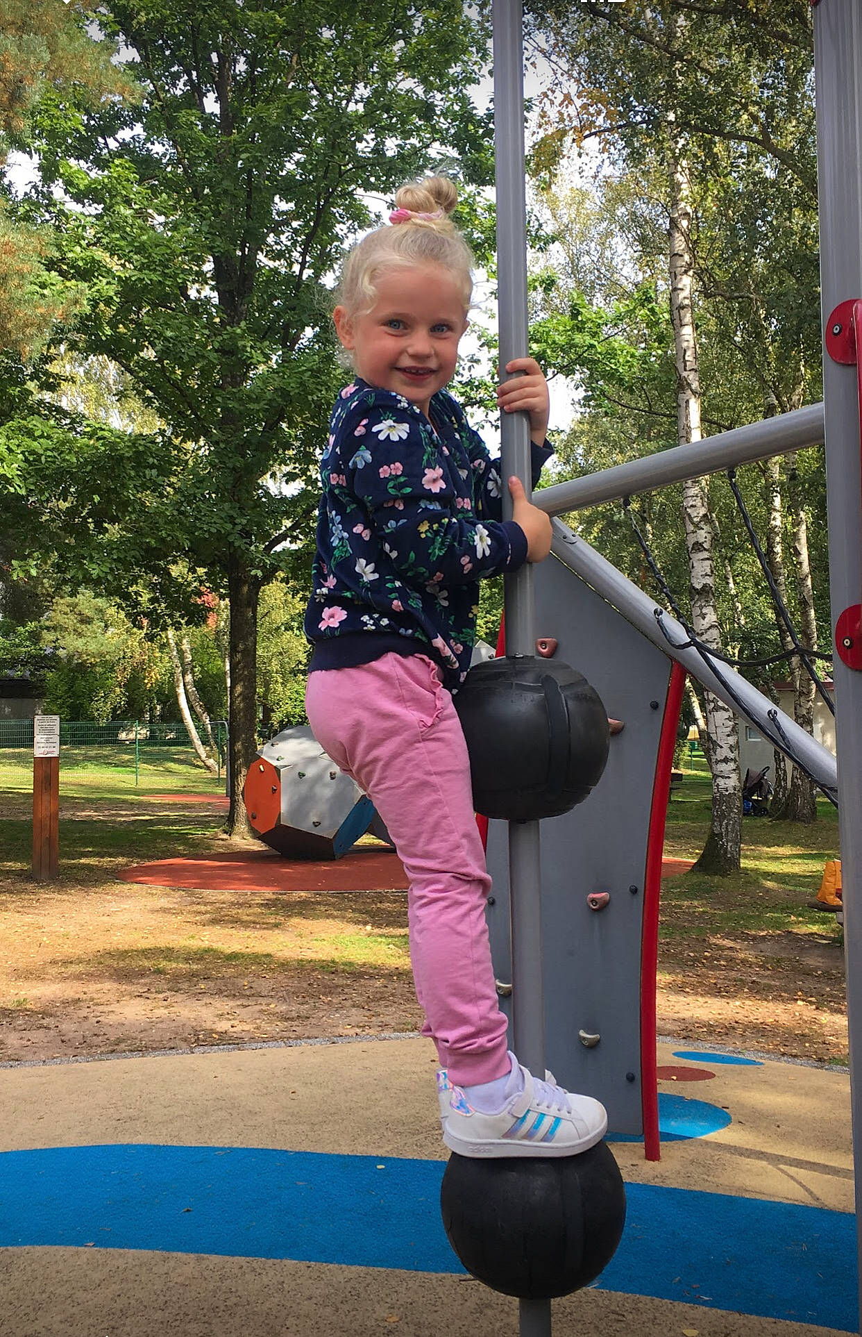 Nina participe au concours pour gagner de l'argent avec cette photo : chute, city, electric_blue, face, fun, grass, joy, leisure, magenta, outdoor_play_equipment, person, pink, plant, playground, playground_slide, public_space, purple, recreation, smile, street_fashion