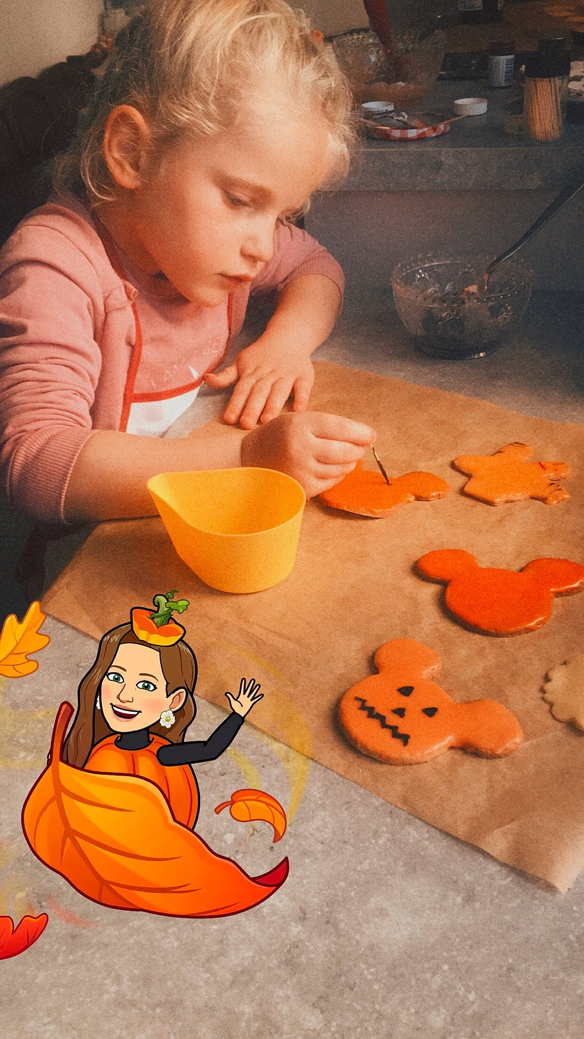 Nina participe au concours pour gagner de l'argent avec cette photo : art, baby, calabaza, child, comfort_food, cooking, flooring, food, fun, icing, ingredient, junk_food, orange, person, play, pumpkin, sitting, sweetness, tableware, toddler
