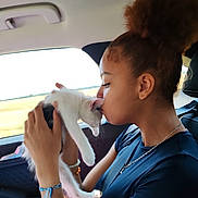 Mitsuki a rejoint le concours — aidez-le/la à gagner de superbes lots ! affection, animal, bracelets, car_interior, casual_clothing, cute, daylight, hair_puff, holding, indoor, kissing, kitten, love, necklace, pet, seatbelt, side_profile, transport, window, young_woman