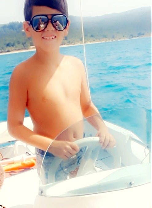 Junior a rejoint le concours — aidez-le/la à gagner de superbes lots ! barechested, bathing, boating, chest, child, eyewear, fun, glasses, goggles, leisure, muscle, person, recreation, summer, sun_tanning, sunglasses, swimwear, vacation