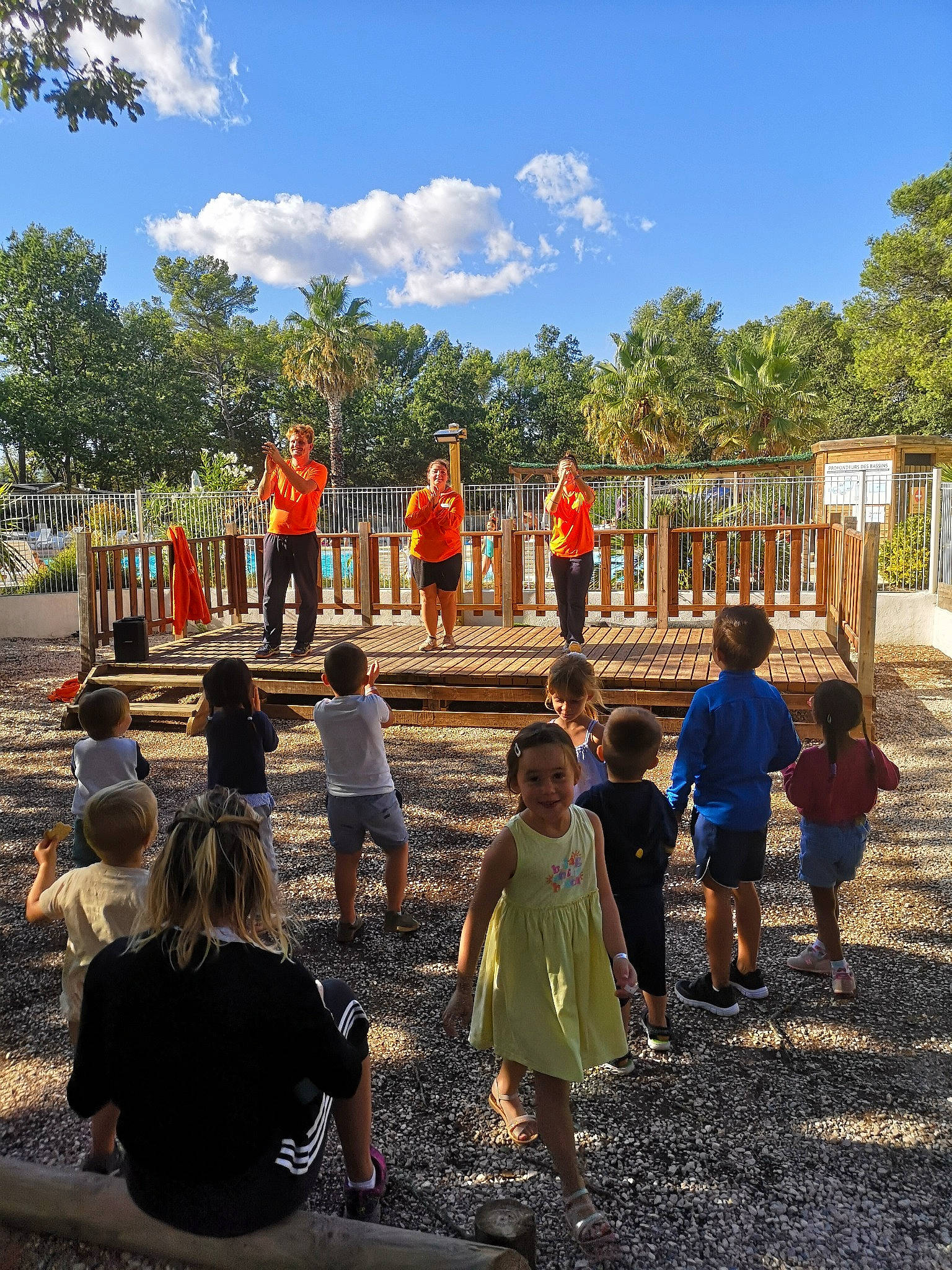 Ambre participe au concours pour gagner de l'argent avec cette photo : asphalt, city, cloud, crowd, event, fun, joy, landscape, leisure, morning, people_in_nature, person, pole, public_space, recreation, sky, soil, summer, t_shirt, toddler
