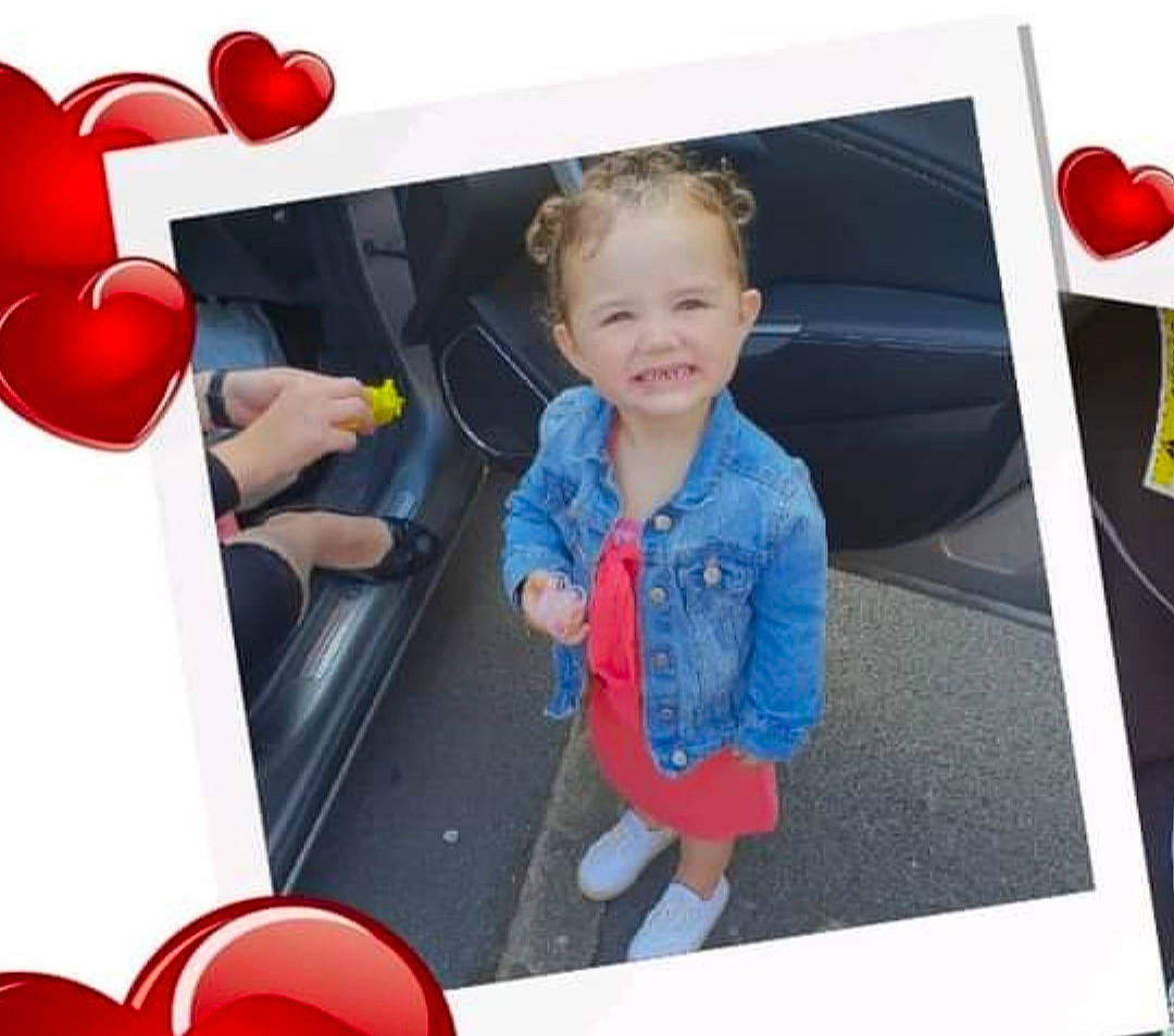 Alana participe au concours pour gagner de l'argent avec cette photo : balloon, chair, child, couch, event, facial_expression, fun, gesture, happy, joy, orange, organ, person, play, product, recreation, red, room, smile, standing