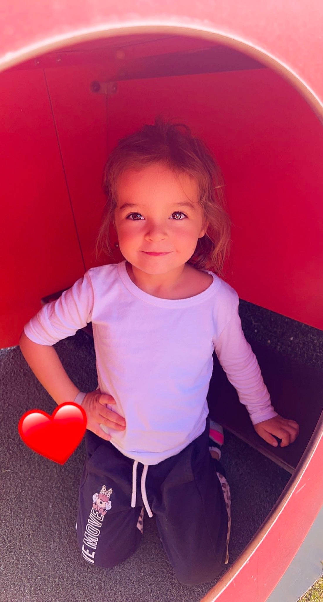 Giulia participe au concours pour gagner de l'argent avec cette photo : arm, cheek, fun, hair, hairstyle, happy, joy, lip, magenta, material_property, person, pink, product, purple, red, shoulder, skin, sleeve, smile, standing