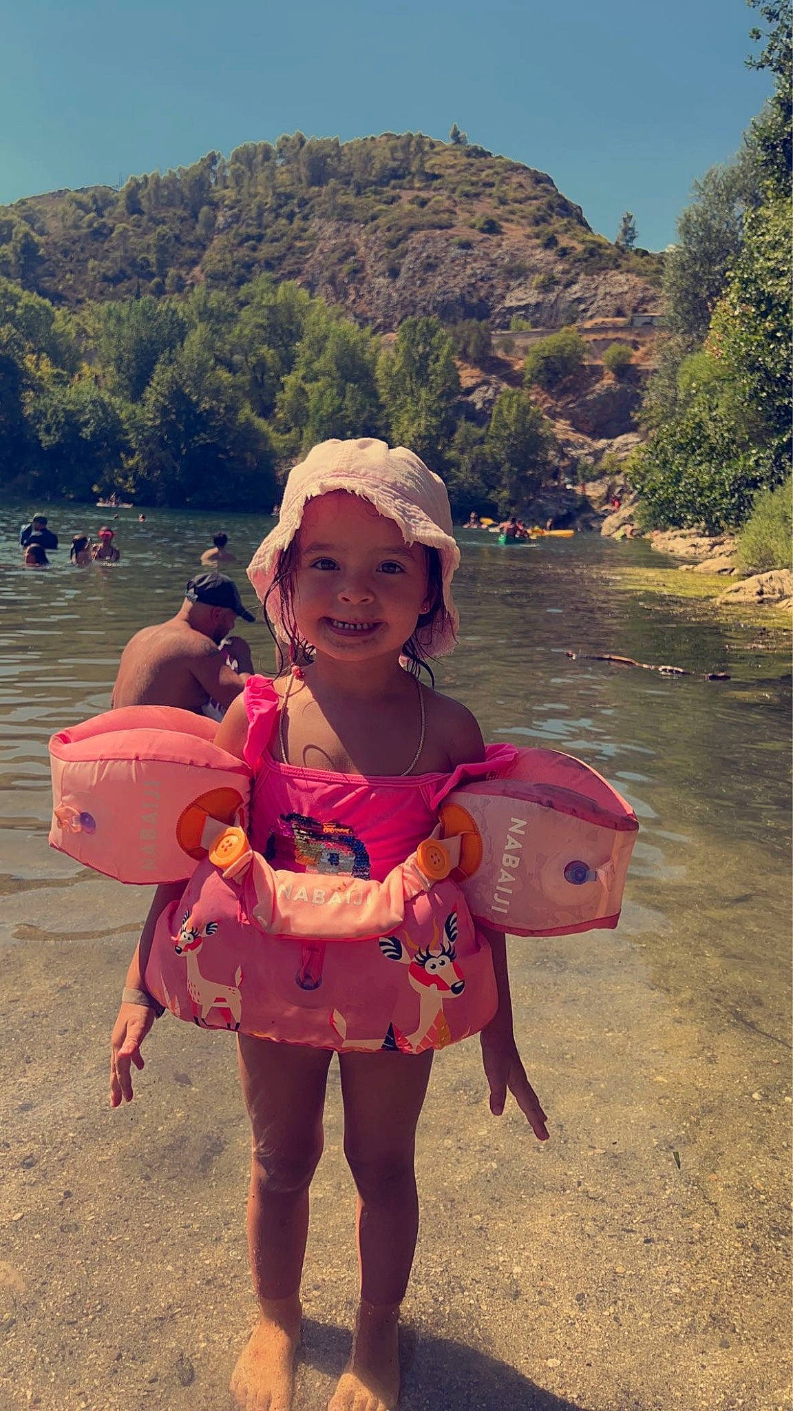 Giulia participe au concours pour gagner de l'argent avec cette photo : beauty, cool, fun, happy, hat, headwear, joy, lake, landscape, leisure, mountain, people_in_nature, person, personal_protective_equipment, pink, recreation, sky, smile, summer, sun_hat