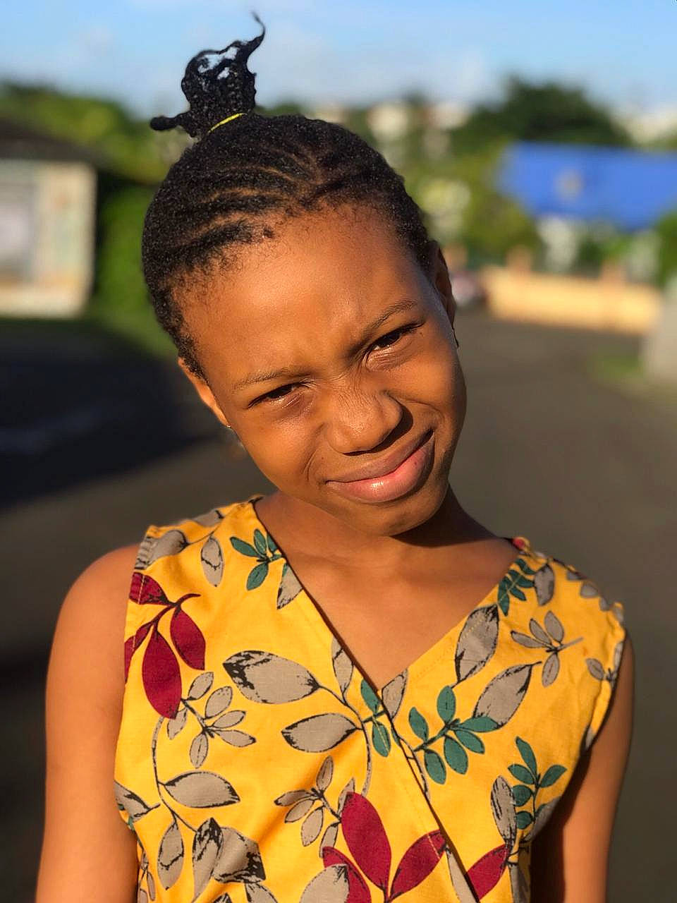 Claudia participe au concours pour gagner de l'argent avec cette photo : adaptation, black_hair, child, face, forehead, glasses, hair, hairstyle, happy, head, joy, neck, person, photography, smile, vacation