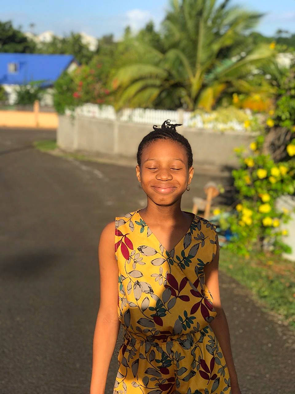 Claudia participe au concours pour gagner de l'argent avec cette photo : beauty, bromeliaceae, dress, face, fashion, fun, happy, joy, leisure, neck, person, photography, pineapple, plant, shoulder, smile, summer, tourism, tree, vacation