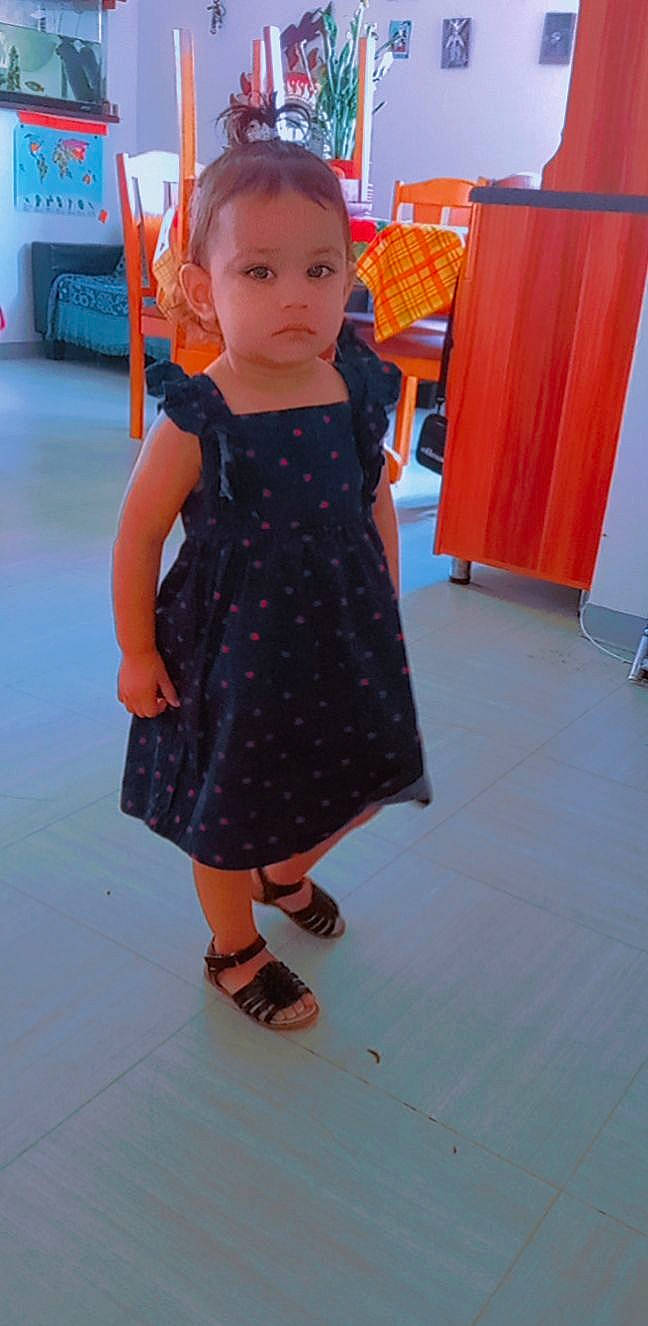 Haily participe au concours pour gagner de l'argent avec cette photo : electric_blue, fashion_design, floor, flooring, hair, hairstyle, happy, human_leg, joint, leg, leisure, one_piece_garment, person, sandal, shoe, skin, sleeve, standing, street_fashion, toddler