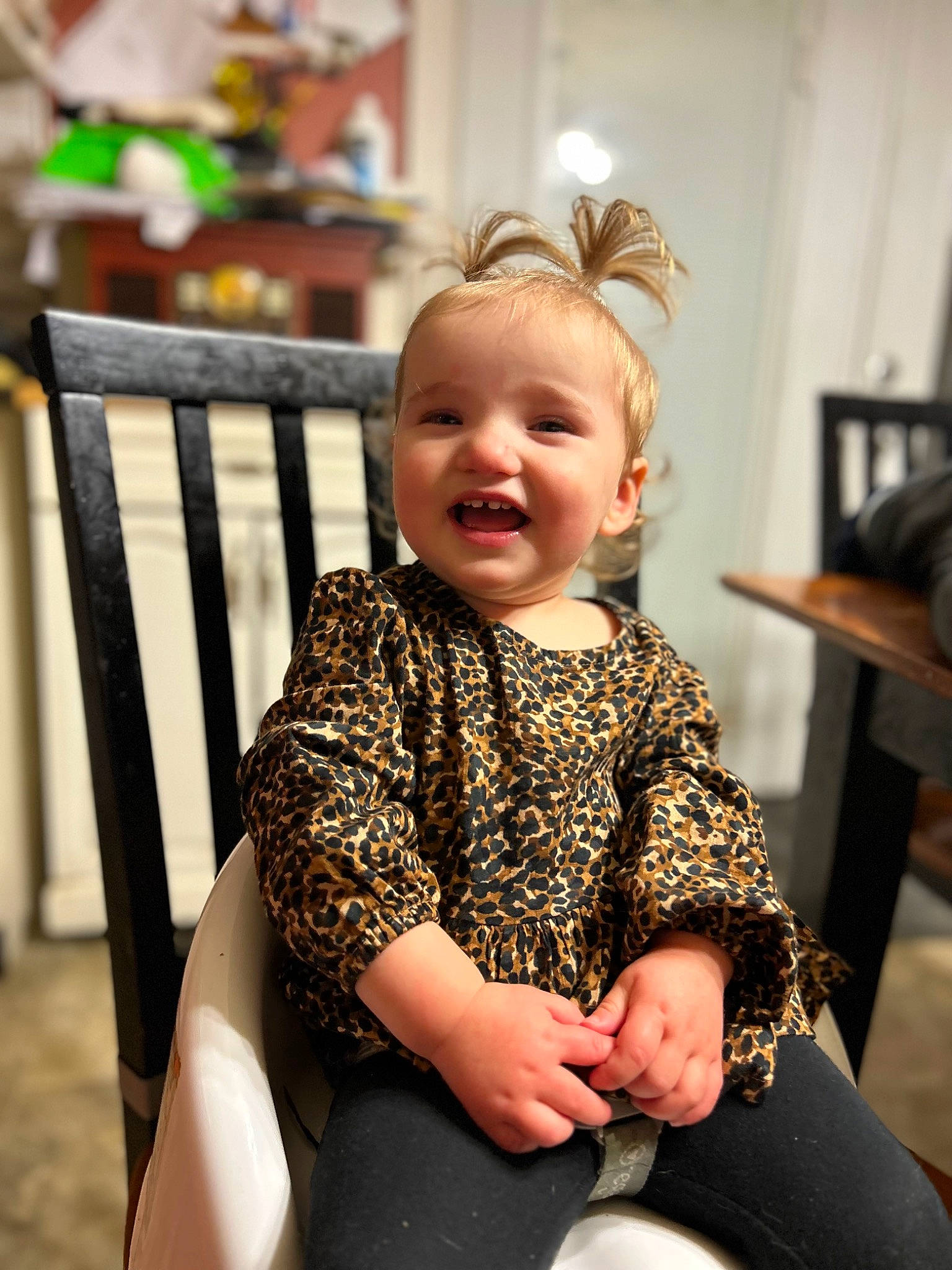 Ariel is registered to the contest to win money with this photo: baby, baby_toddler_clothing, chair, child, event, eye, fashion_accessory, flash_photography, fun, happy, human_leg, iris, jewellery, people, person, sitting, sleeve, smile, thigh, toddler