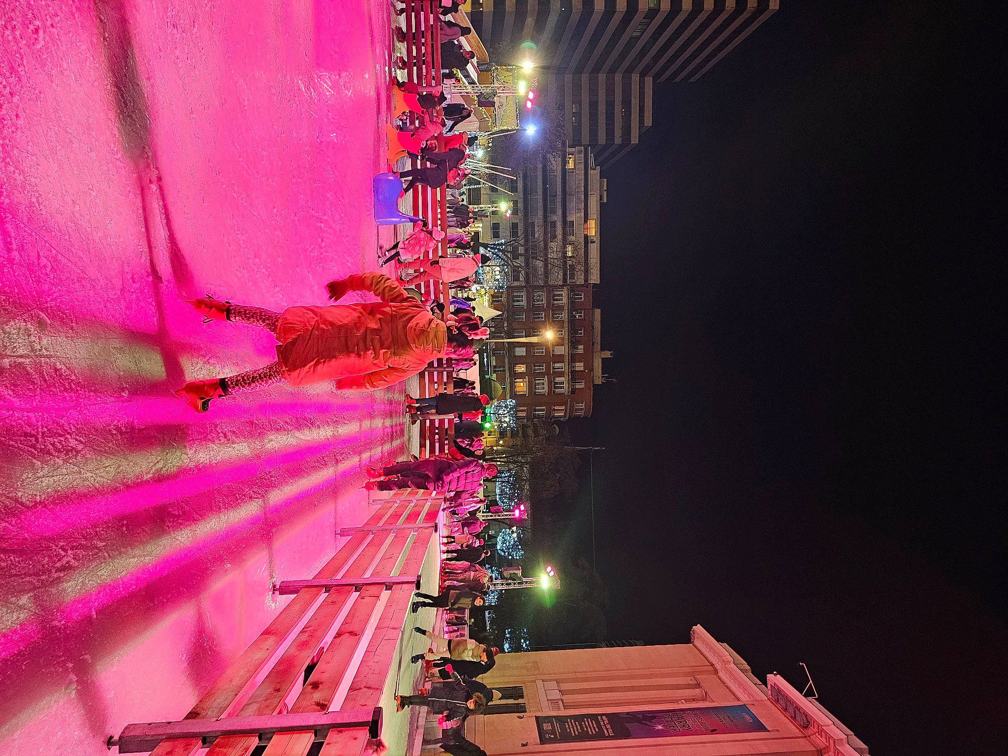 Lyne a rejoint le concours — aidez-le/la à gagner de superbes lots ! building, city, electricity, entertainment, event, facade, landmark, lighting, magenta, metropolis, metropolitan_area, person, pink, plant, purple, sky, street_light, tints_and_shades, tree, violet