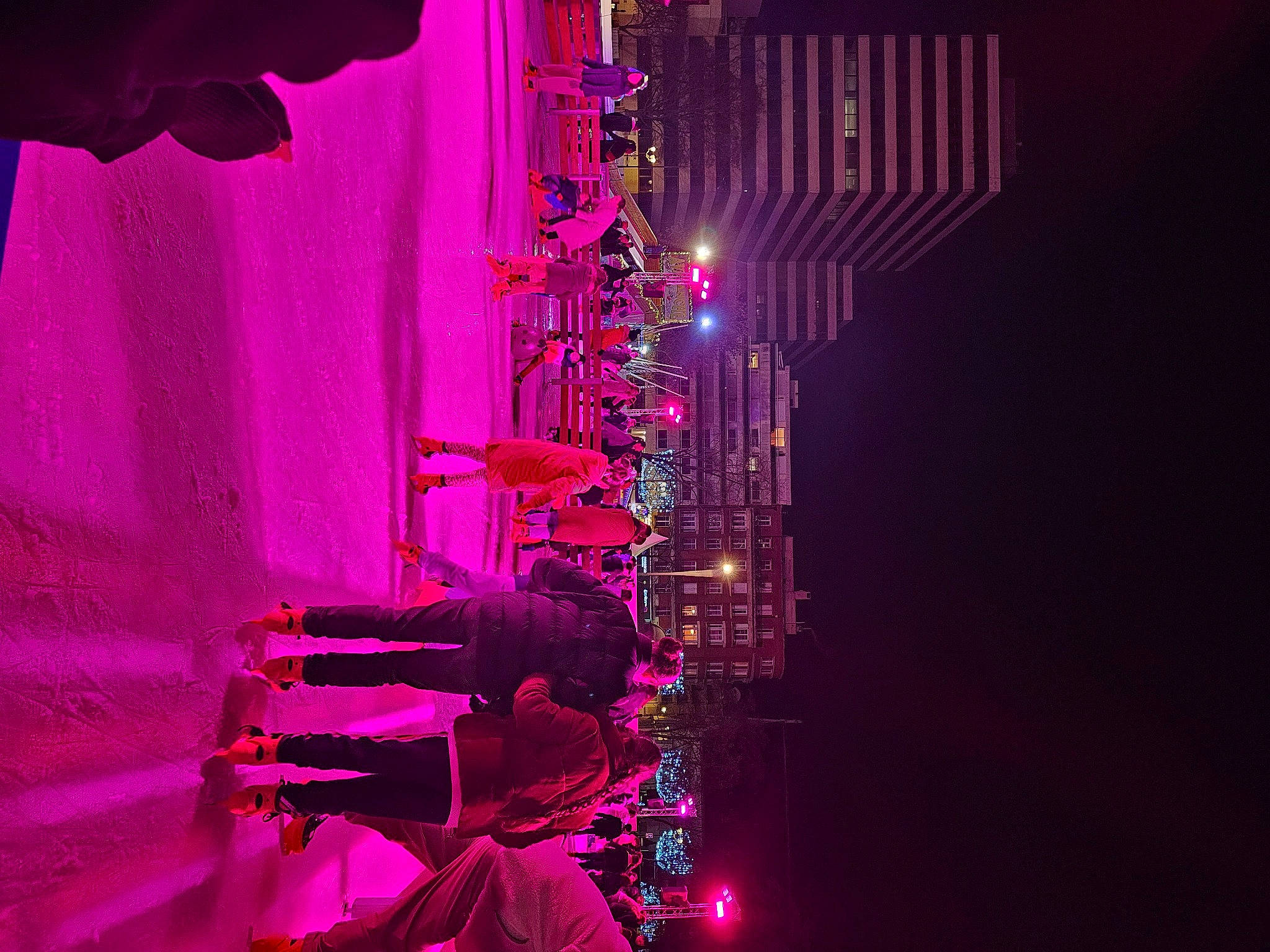 Lyne participe au concours pour gagner de l'argent avec cette photo : building, carmine, darkness, drum, entertainment, event, interior_design, lighting, magenta, music, musical_instrument, musical_instrument_accessory, performance_art, performing_arts, person, pink, plant, purple, room, violet