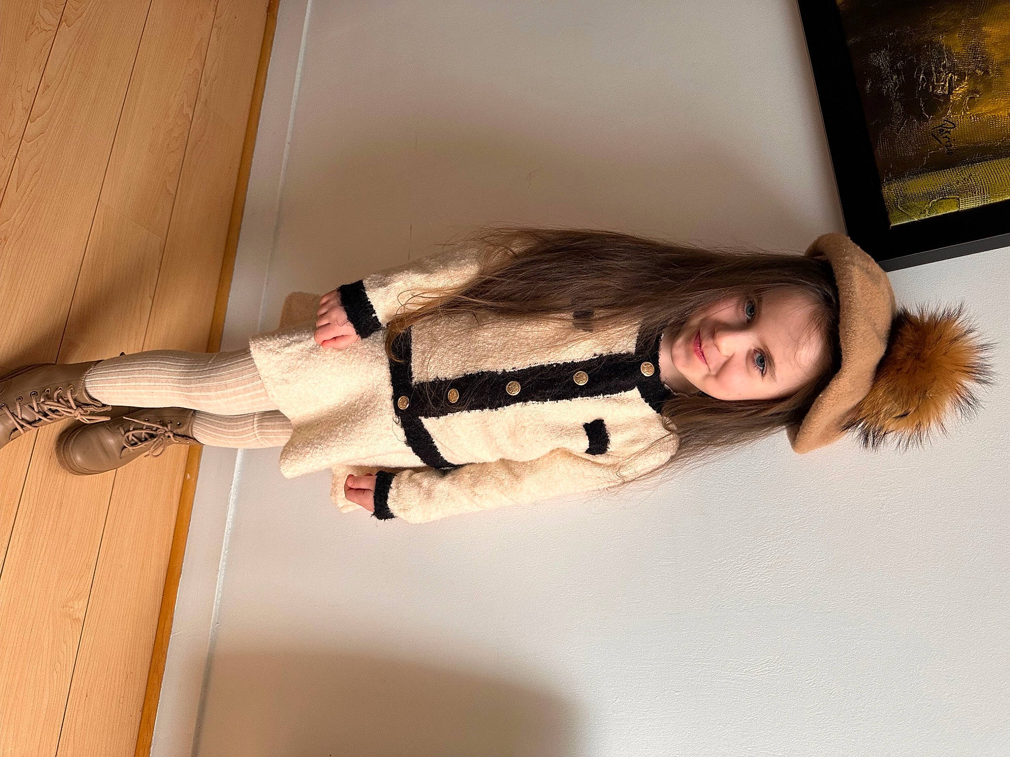 Elizabeth a rejoint le concours — aidez-le/la à gagner de superbes lots ! arm, comfort, door, dress, elbow, fashion_design, fun, fur, human_body, human_leg, joy, knee, person, picture_frame, room, shoulder, textile, thigh, waist, window