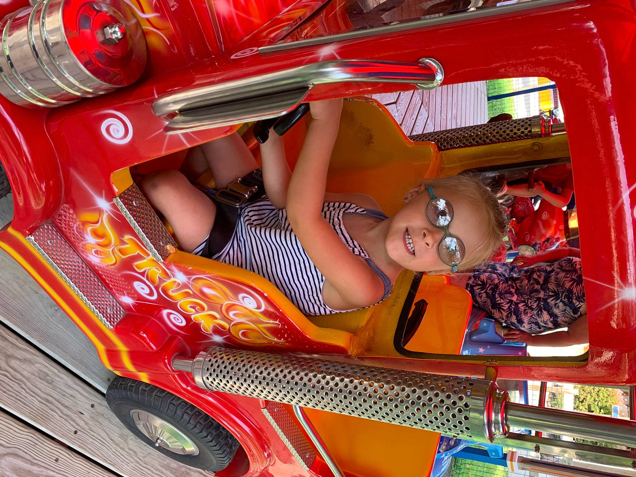 Ambres a rejoint le concours — aidez-le/la à gagner de superbes lots ! auto_part, automotive_design, automotive_exterior, automotive_lighting, automotive_tail_brake_light, automotive_tire, automotive_wheel_system, bumper, fender, fun, hood, land_vehicle, motor_vehicle, person, rim, smile, sunglasses, tire, vehicle, vehicle_door