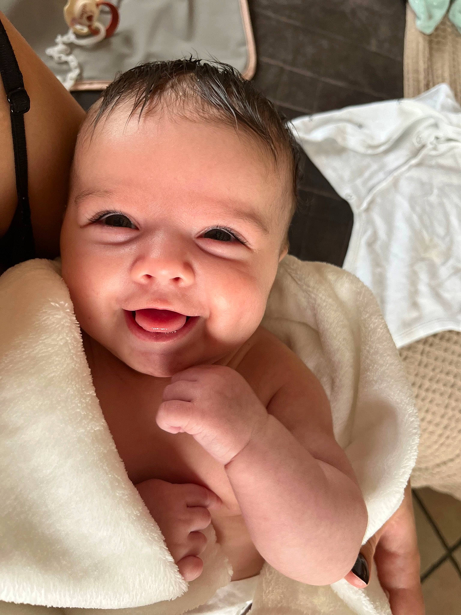 Zoé participe au concours pour gagner de l'argent avec cette photo : baby, cheek, chin, comfort, eyebrow, eyelash, face, finger, gesture, happy, iris, lip, mouth, neck, nose, person, skin, smile, thumb, toddler