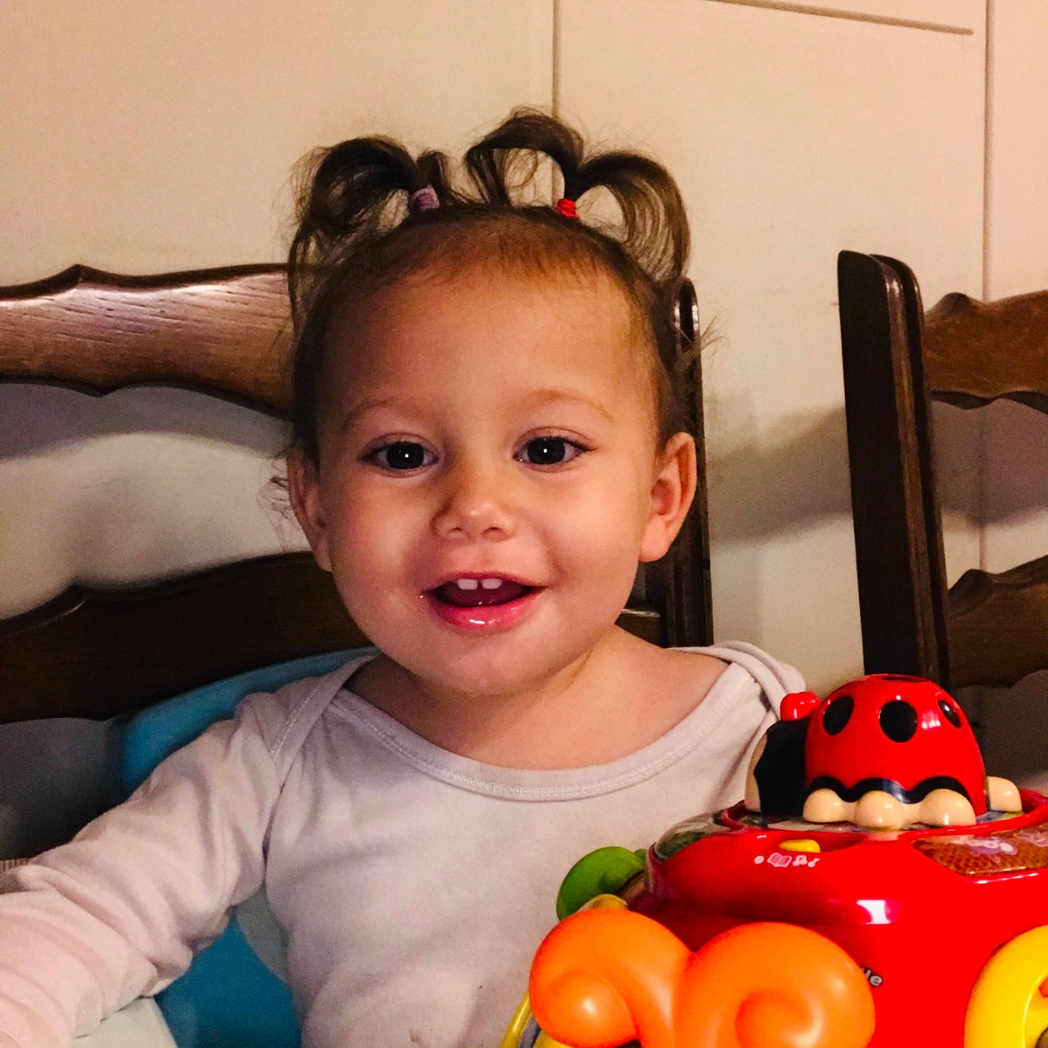 Marie participe au concours pour gagner de l'argent avec cette photo : arm, baby_playing_with_toys, baby_toddler_clothing, cheek, eyelash, face, hairstyle, happy, head, iris, joy, lip, mouth, natural_foods, nose, organ, person, plant, skin, smile