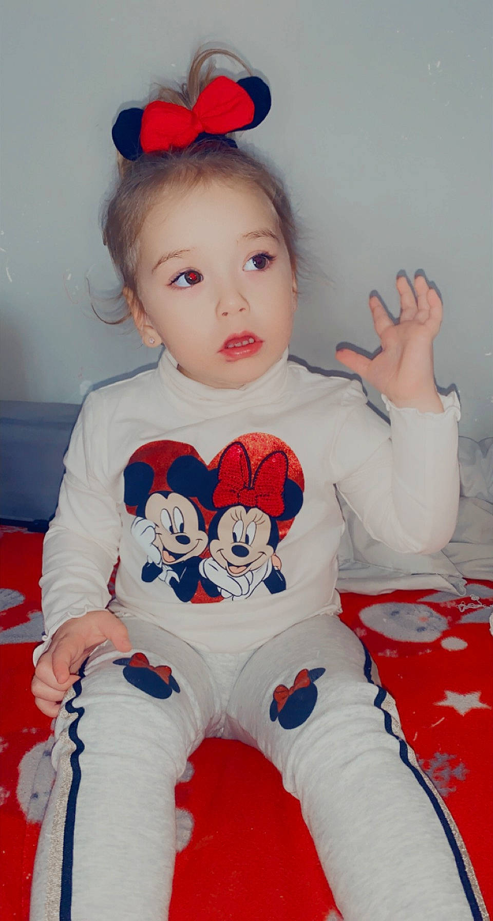 Lynna participe au concours pour gagner de l'argent avec cette photo : baby, baby_toddler_clothing, child, cool, costume, design, eye, facial_expression, fun, happy, head, organ, pattern, person, pink, red, sleeve, t_shirt, textile, toddler