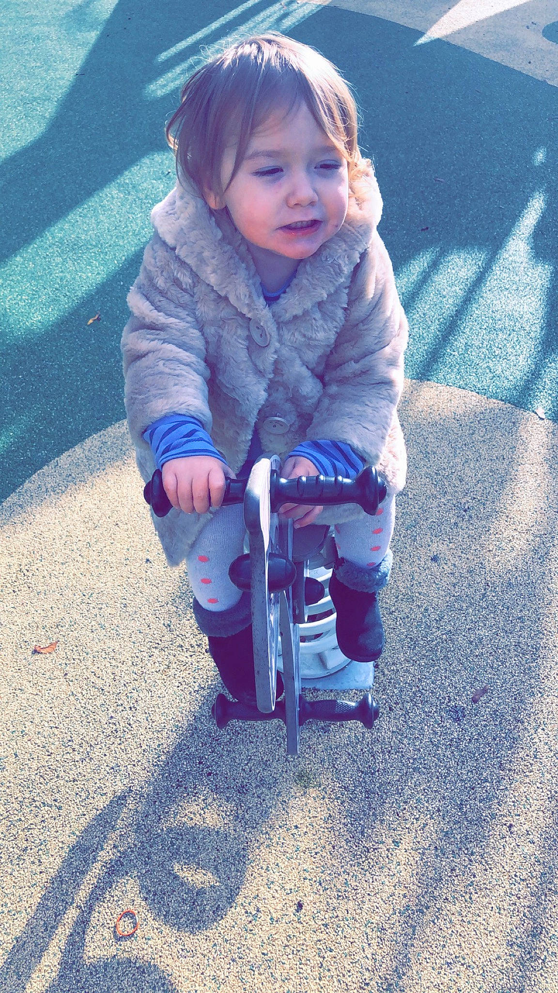 Lynna participe au concours pour gagner de l'argent avec cette photo : asphalt, baby, baby_toddler_clothing, child, city, electric_blue, face, fun, grass, happy, leg, people_in_nature, person, recreation, road_surface, rolling, smile, standing, tints_and_shades, toddler