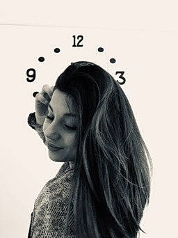 Angeline a rejoint le concours — aidez-le/la à gagner de superbes lots ! beauty, black_and_white, black_hair, ear, face, fashion_accessory, font, forehead, hair, hairstyle, head, human, joy, long_hair, monochrome, monochrome_photography, neck, person, photograph, photography