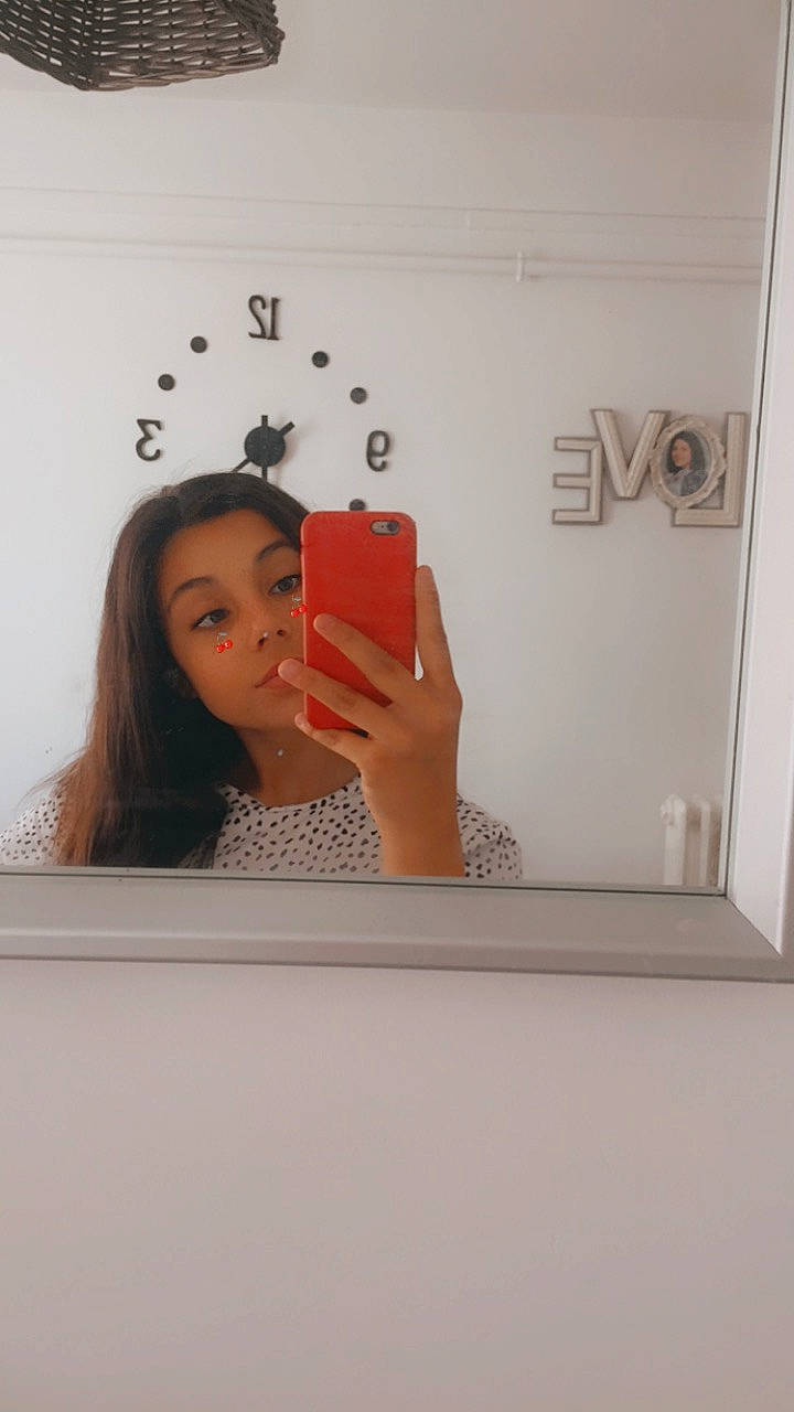 Angeline participe au concours pour gagner de l'argent avec cette photo : beauty, black_hair, brown_hair, forehead, hair, interior_design, lip, long_hair, material_property, mirror, person, photography, room, selfie, skin, wall, white