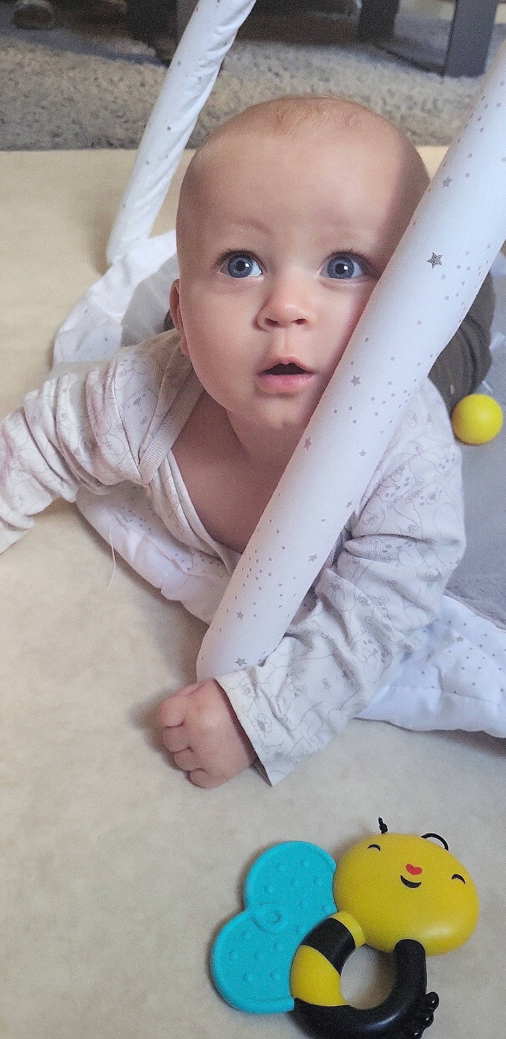 Noëlia a rejoint le concours — aidez-le/la à gagner de superbes lots ! baby, baby_products, cheek, child, comfort, eye, eyelash, face, finger, flooring, fun, gesture, hand, happy, nose, person, skin, smile, thumb, toddler