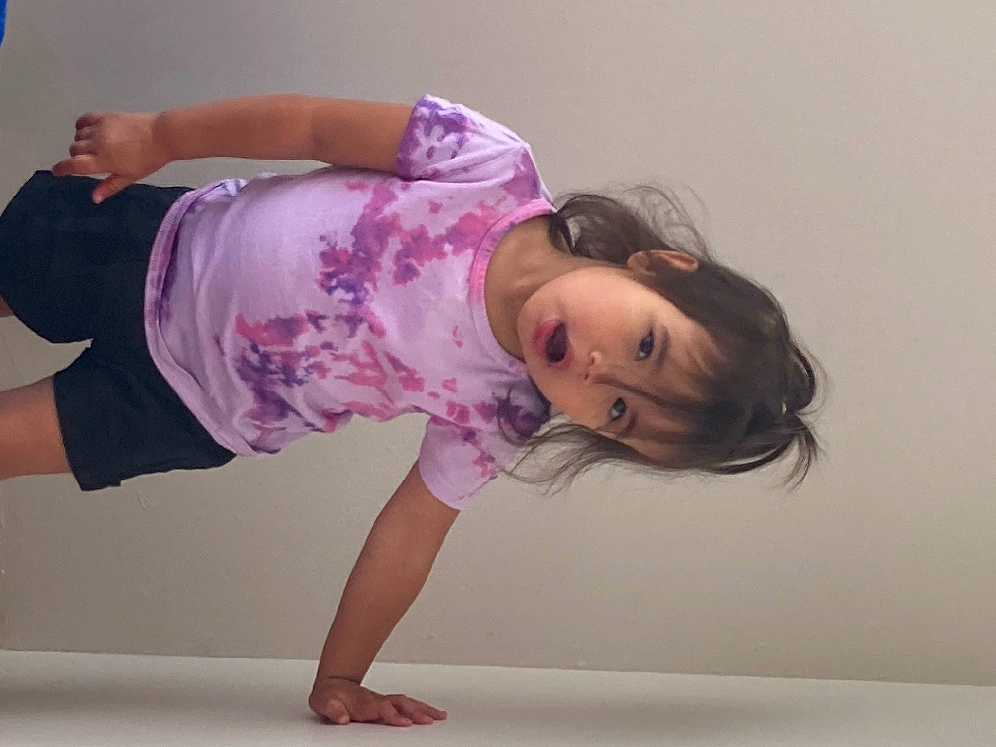 Ambre a rejoint le concours — aidez-le/la à gagner de superbes lots ! abdomen, baby_toddler_clothing, barefoot, child, comfort, eyelash, fun, human_leg, joint, knee, leg, magenta, person, purple, shoulder, sleeve, sportswear, surprise, t_shirt, thigh