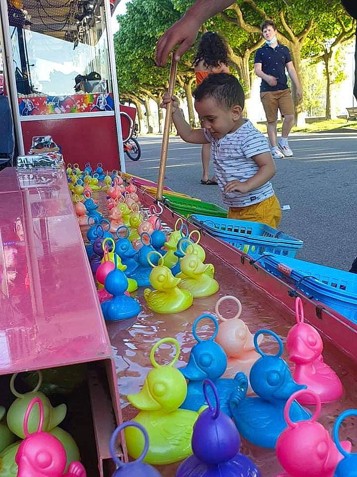 Naim participe au concours pour gagner de l'argent avec cette photo : balloon, blue, event, fun, green, human_settlement, leisure, party_supply, person, photograph, plant, public_space, recreation, shorts, snapshot, table, toddler, toy, tree, water