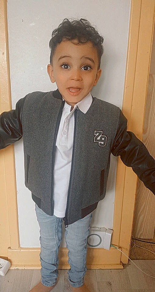 Naim participe au concours pour gagner de l'argent avec cette photo : blazer, chin, clothing, collar, denim, dress_shirt, eye, finger, formal_wear, gesture, hairstyle, joint, neck, person, school_uniform, shoulder, sleeve, smile, standing, tie
