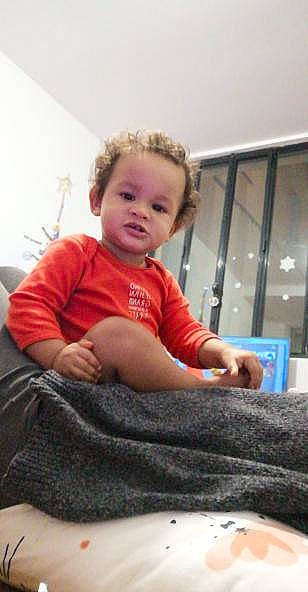 Noah a rejoint le concours — aidez-le/la à gagner de superbes lots ! baby, baby_toddler_clothing, cheek, child, comfort, elbow, flooring, fun, happy, human_leg, knee, lap, person, room, sitting, skin, sleeve, sock, t_shirt, thumb