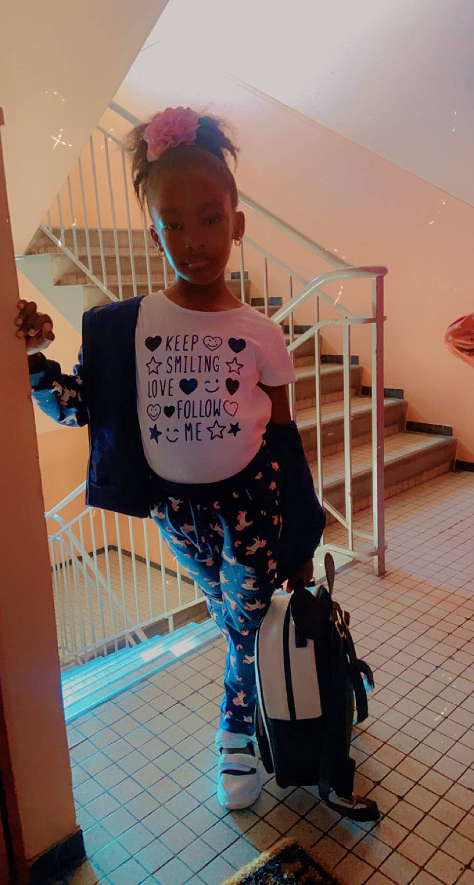 Kennaya-minouche participe au concours pour gagner de l'argent avec cette photo : backpack, bag, black, electric_blue, eyewear, fashion_design, joint, luggage_and_bags, neck, pattern, person, photograph, product, shoulder, sleeve, snapshot, standing, sunglasses, t_shirt, tartan