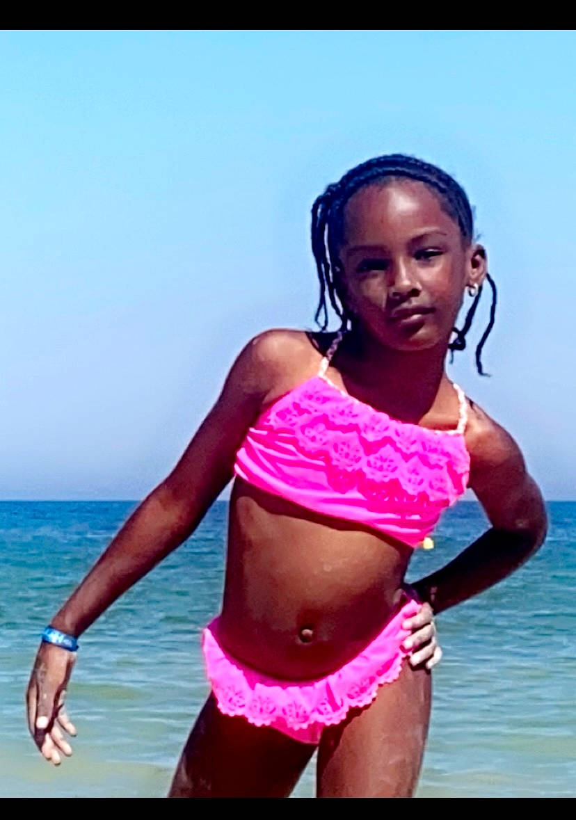 Kennaya-minouche a rejoint le concours — aidez-le/la à gagner de superbes lots ! abdomen, black_hair, brassiere, chest, flash_photography, happy, leisure, lingerie, lingerie_top, magenta, people_in_nature, person, sky, swimsuit_bottom, swimsuit_top, swimwear, thigh, undergarment, underpants, waist