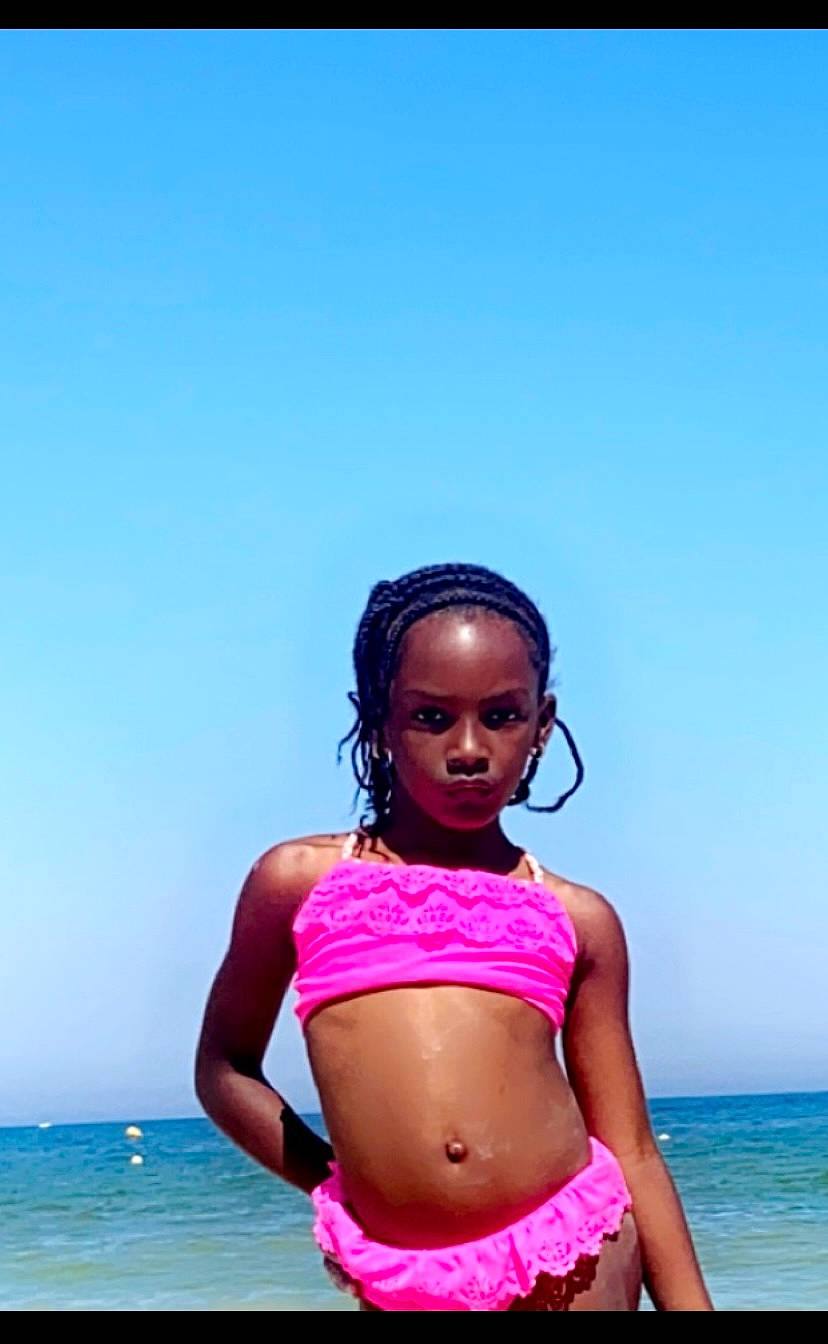 Kennaya-minouche participe au concours pour gagner de l'argent avec cette photo : beach, black_hair, blue, body_of_water, brassiere, flash_photography, fun, happy, leisure, lingerie, people_in_nature, people_on_beach, person, sky, swimsuit_top, swimwear, thigh, travel, undergarment, waist