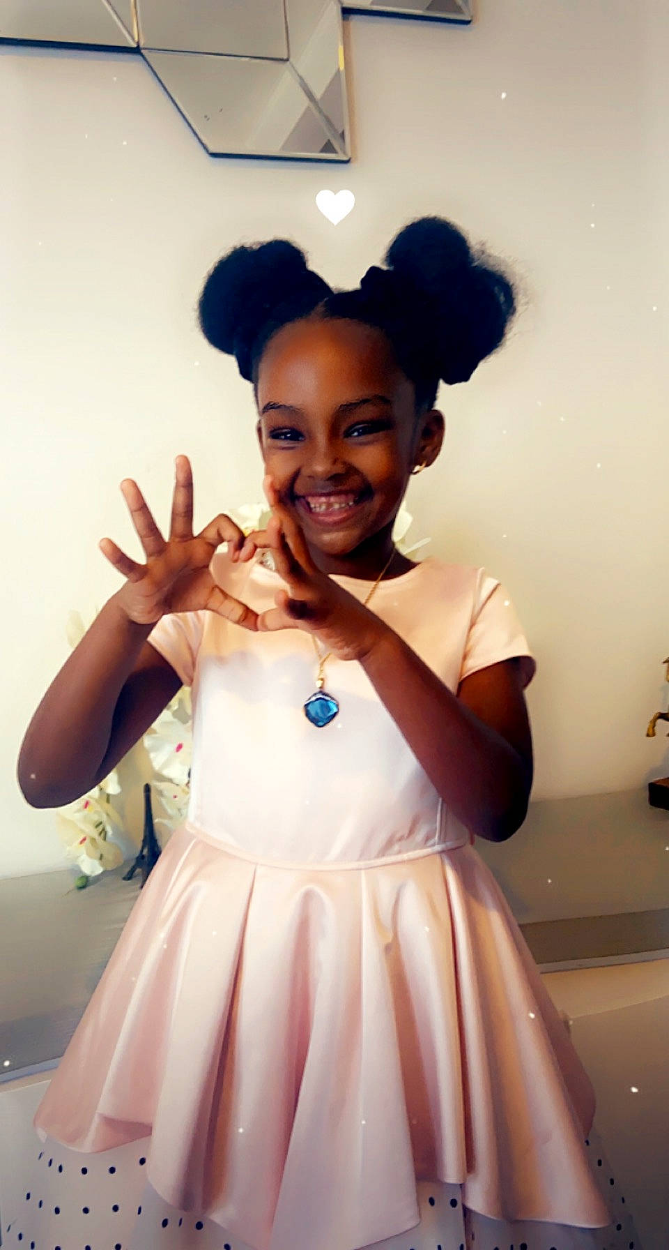 Kennaya-minouche participe au concours pour gagner de l'argent avec cette photo : arm, day_dress, dress, eyelash, finger, flash_photography, gesture, hairstyle, happy, joy, lip, neck, one_piece_garment, outerwear, person, shoulder, skin, sleeve, smile, standing