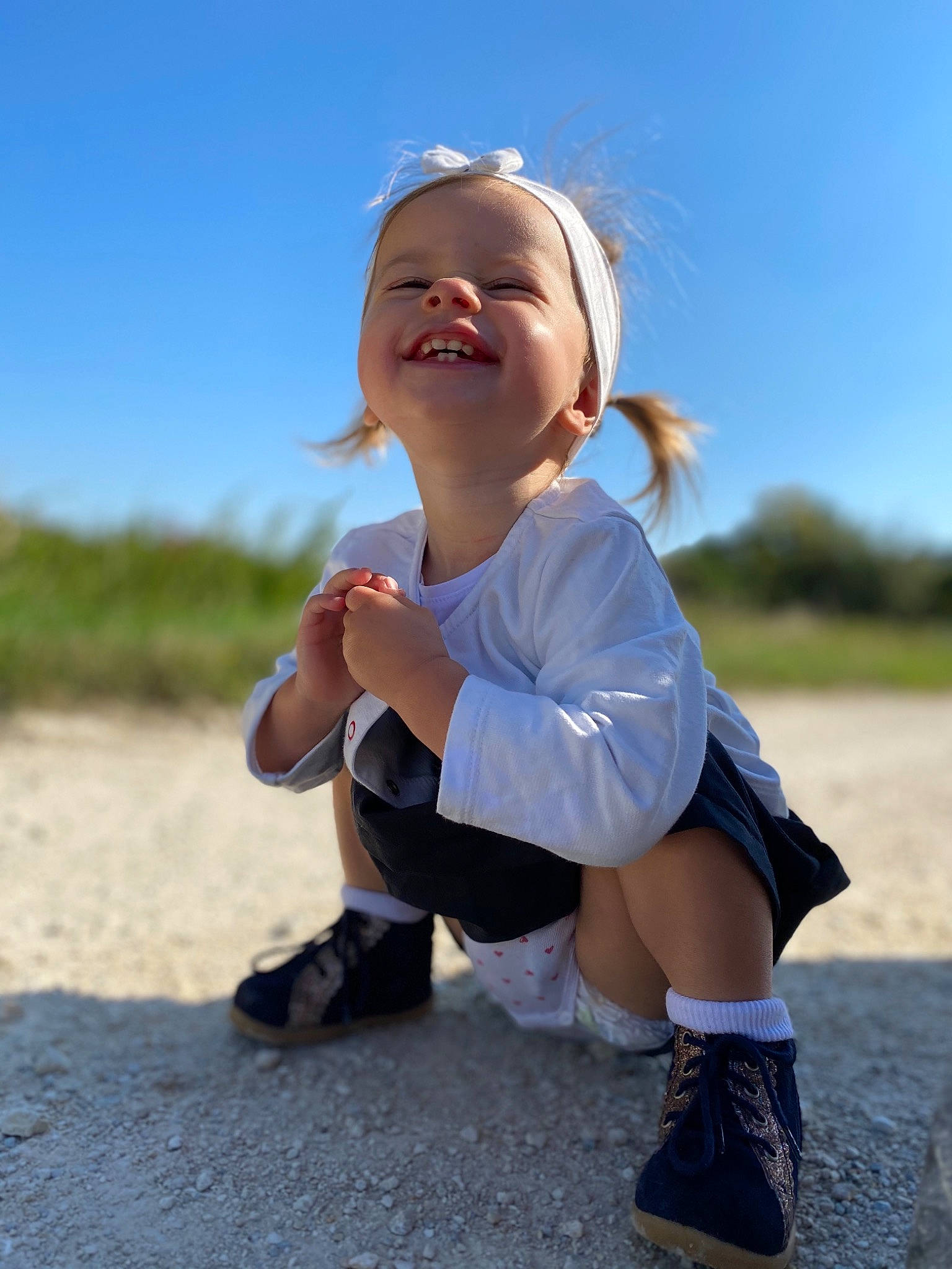 Leana participe au concours pour gagner de l'argent avec cette photo : ankle, baby, baby_toddler_clothing, blond, boot, child, child_model, finger, footwear, gesture, happy, joy, people_in_nature, person, photo_shoot, portrait_photography, sand, shoe, sock, summer